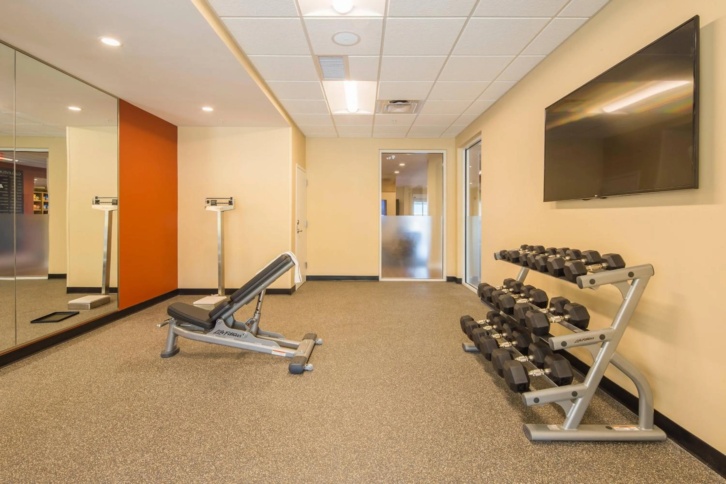Fitness centre/facilities in TownePlace Suites by Marriott Cleveland