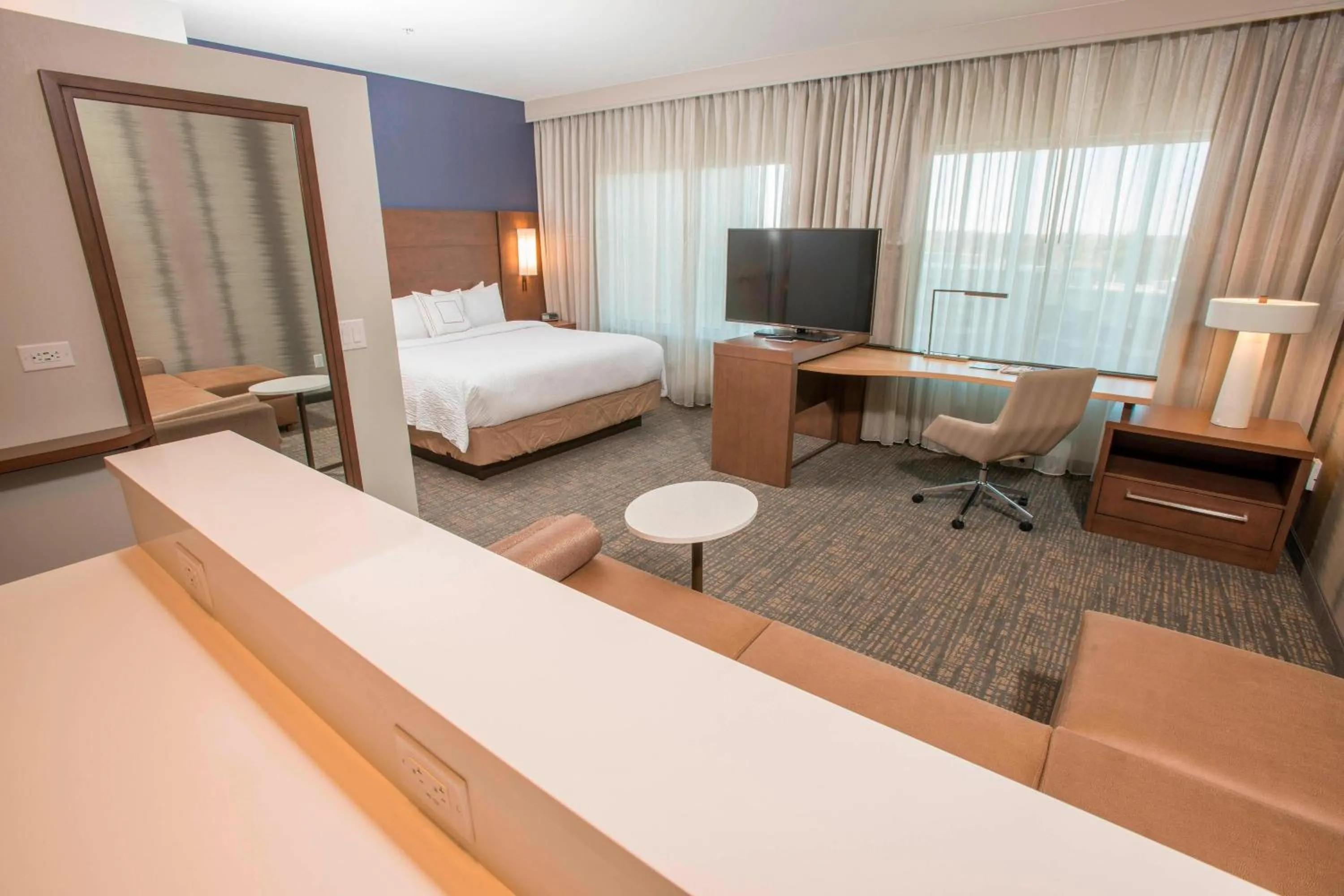 Living room, Bed in Residence Inn by Marriott Cincinnati Midtown/Rookwood