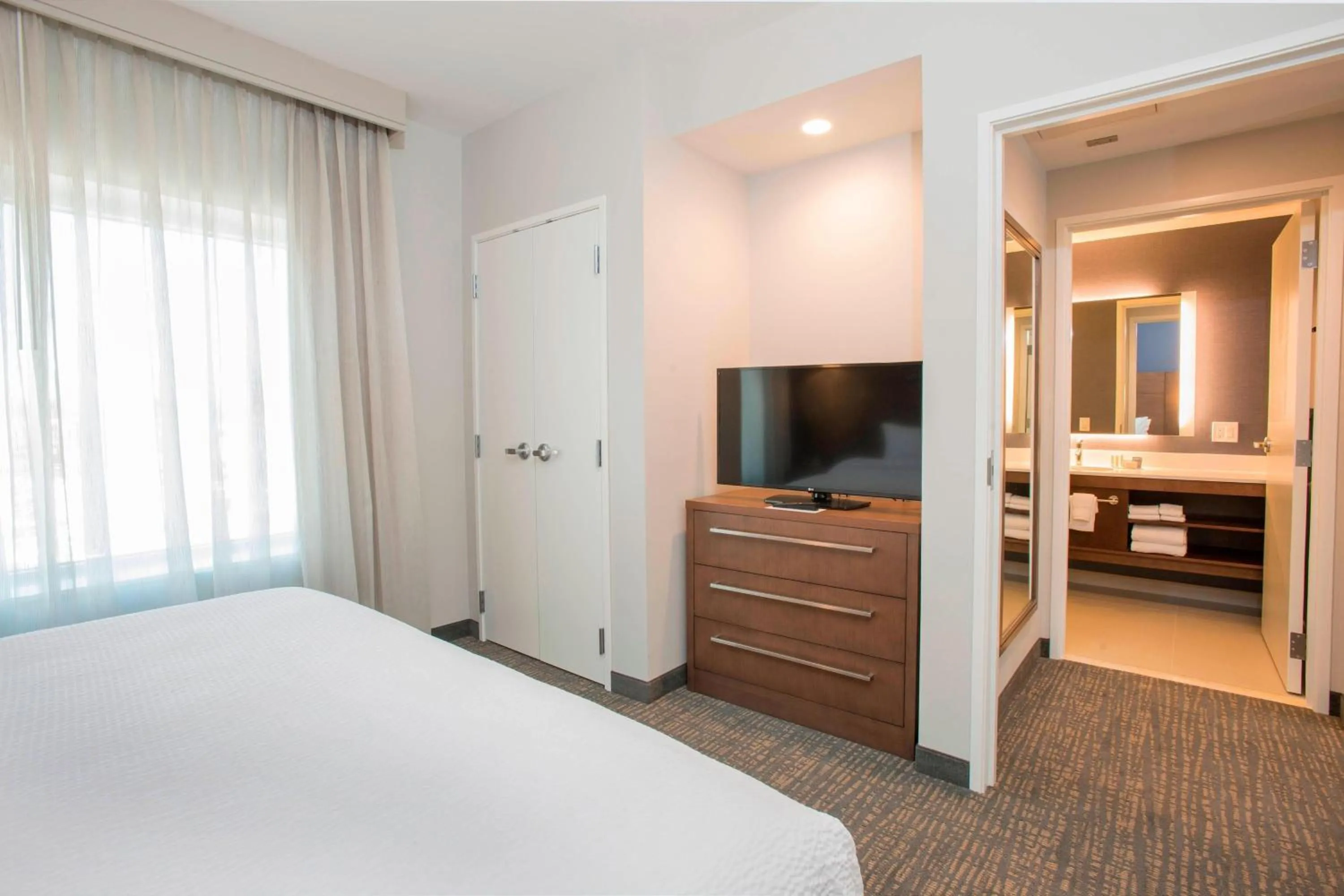 Bedroom, Bed in Residence Inn by Marriott Cincinnati Midtown/Rookwood