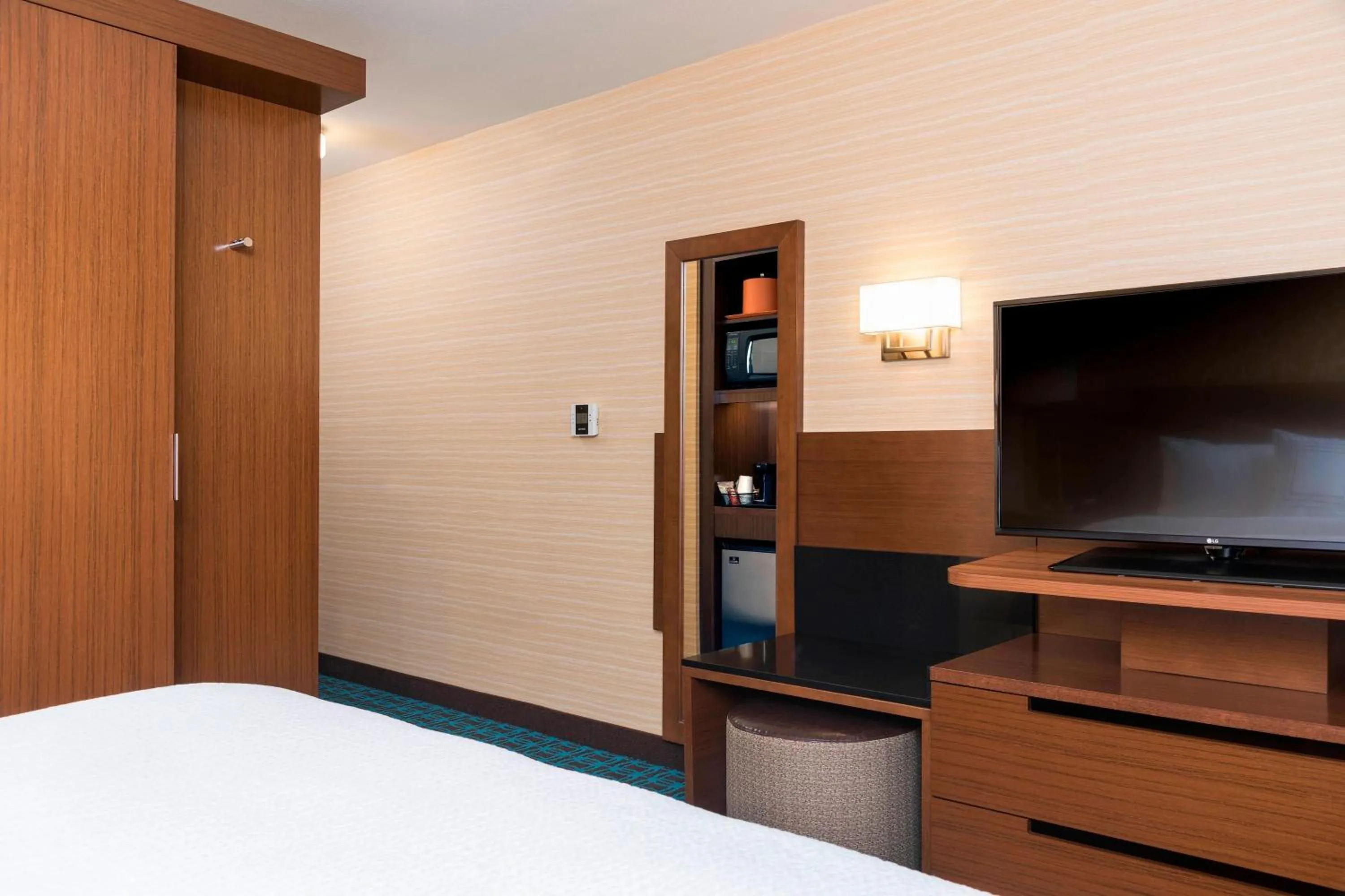 Photo of the whole room, Bed in Fairfield Inn & Suites by Marriott Indianapolis Fishers