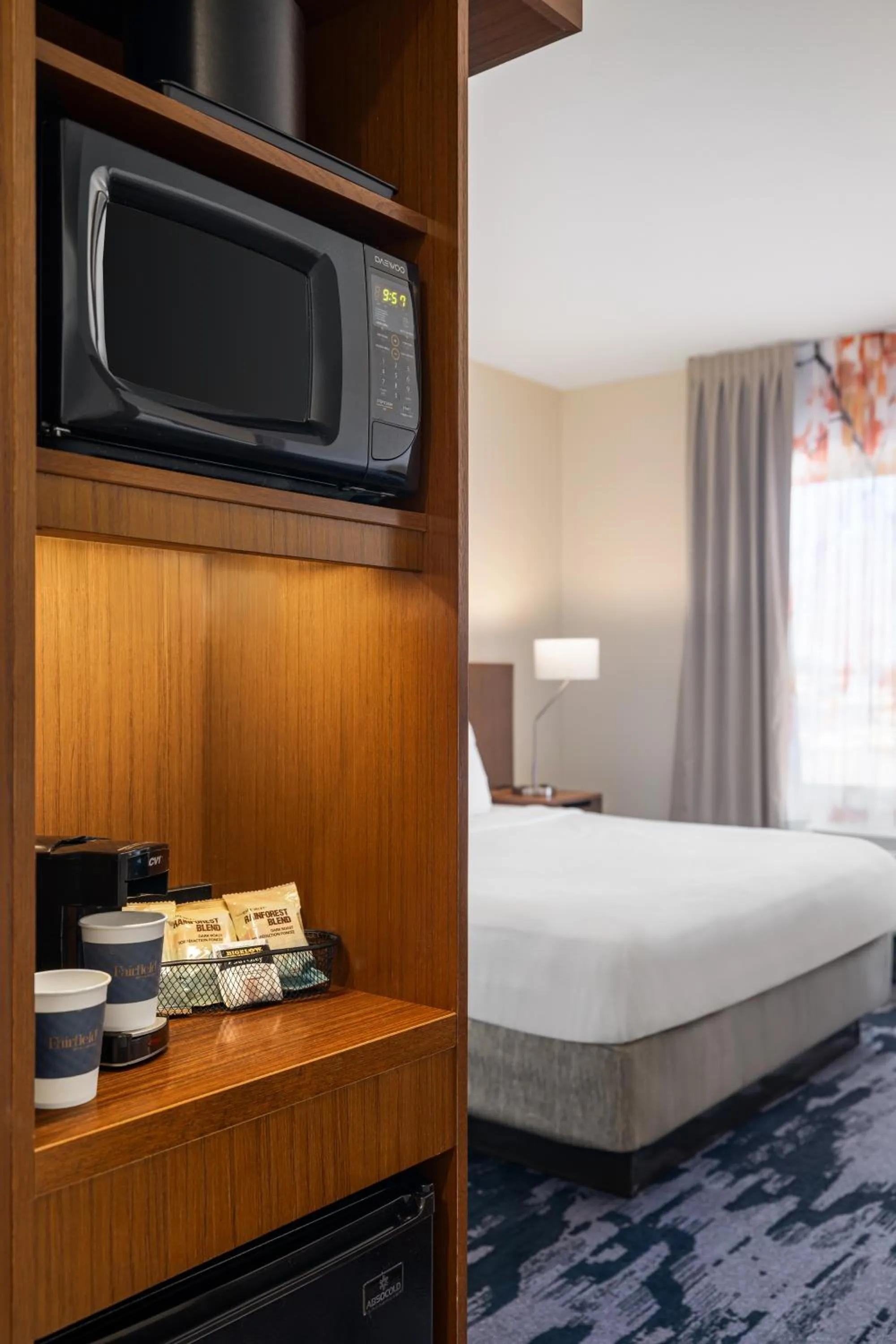 Coffee/tea facilities, Bed in Fairfield Inn & Suites by Marriott West Monroe