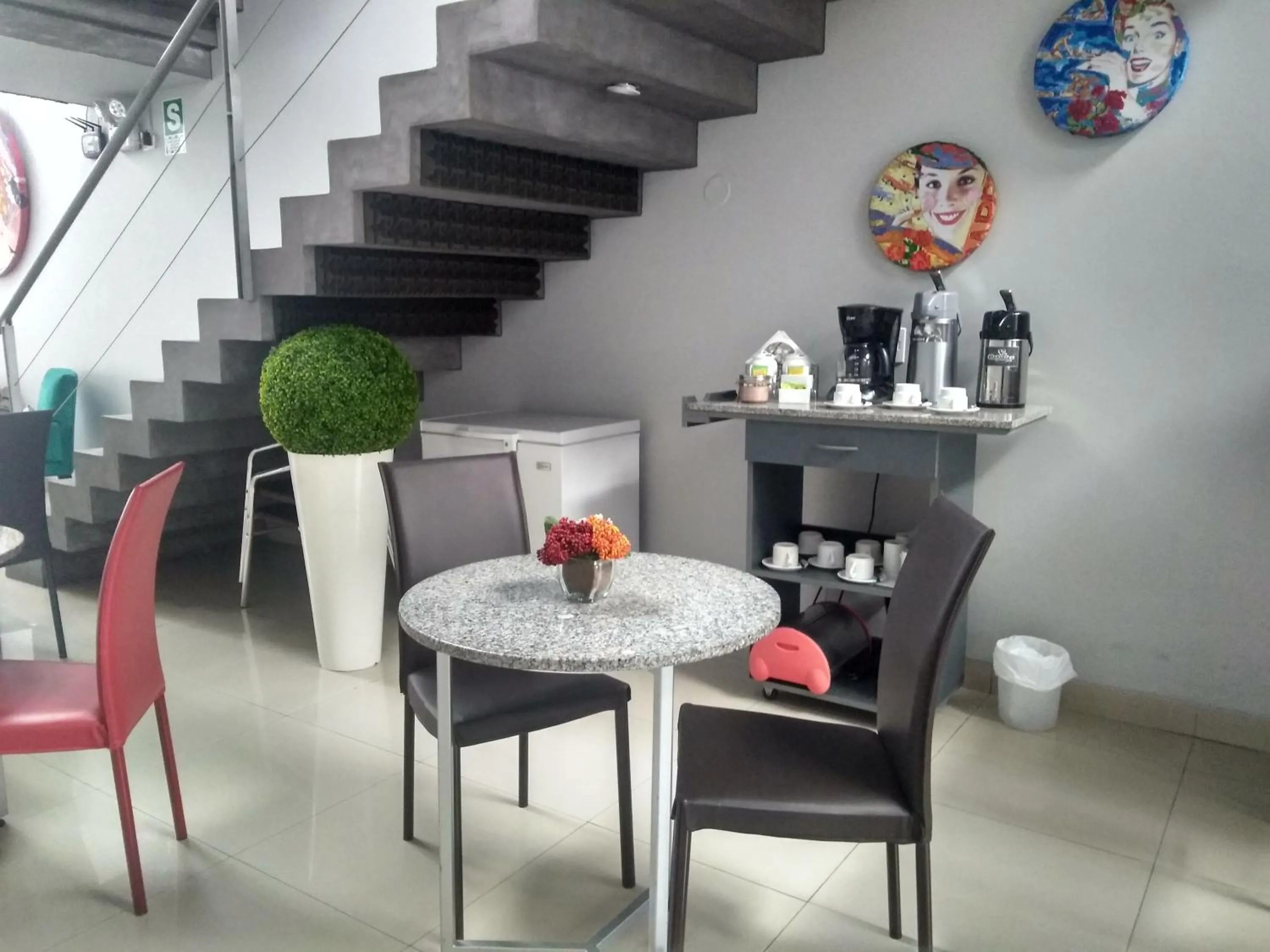 Dining area in 3B Barranco by Katari Hoteles