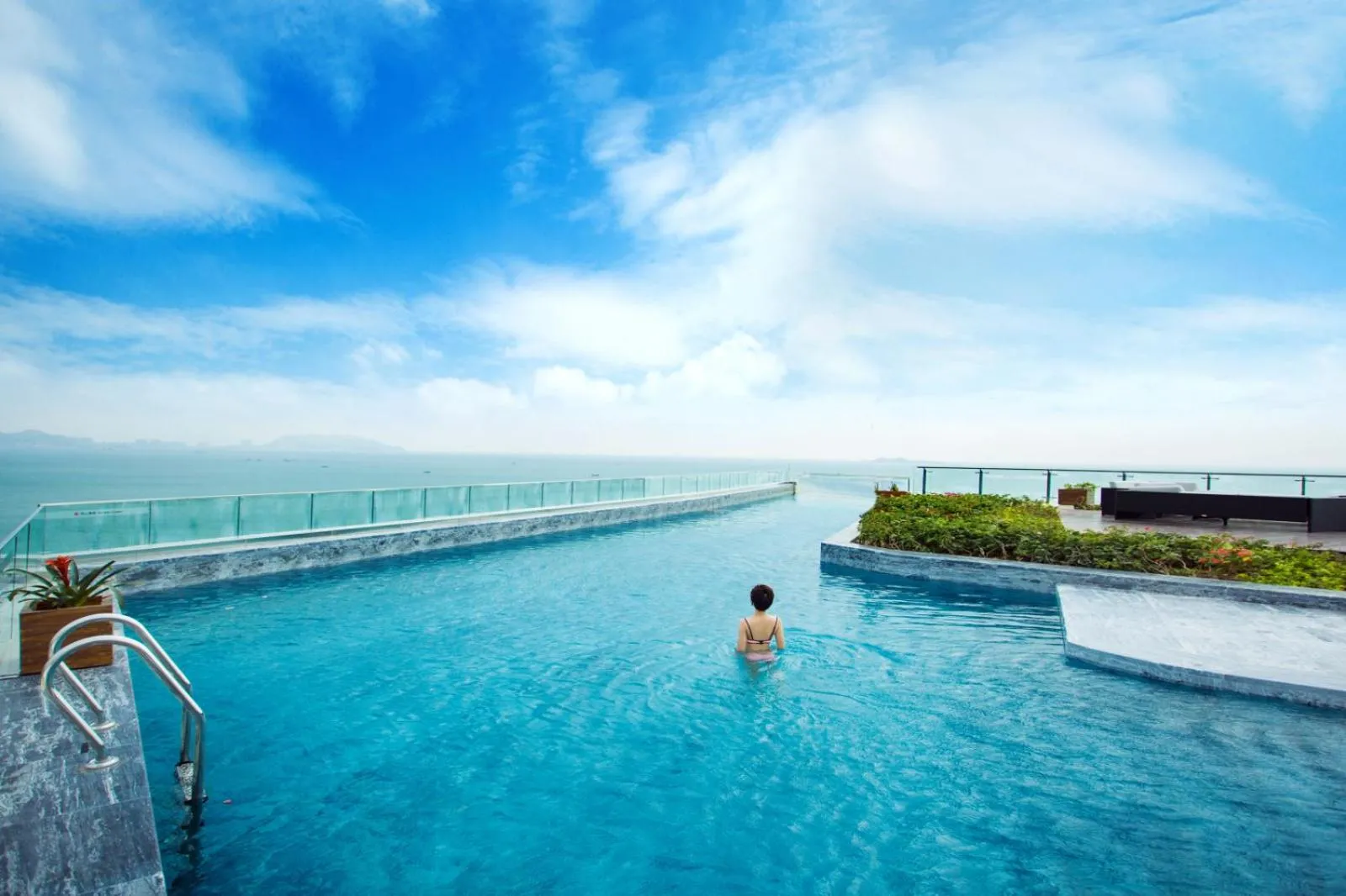 Swimming pool in Sanya Conifer Resort