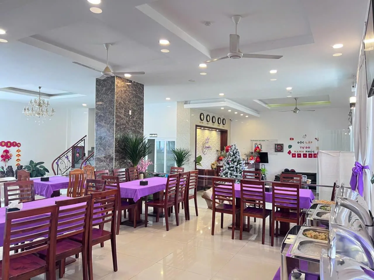 Restaurant/places to eat in Laverder Resort