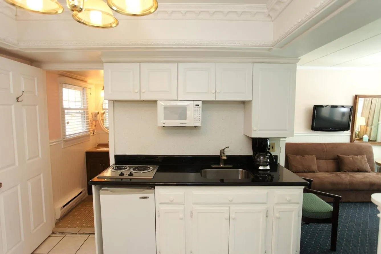 Kitchen or kitchenette in Hyland Motor Inn