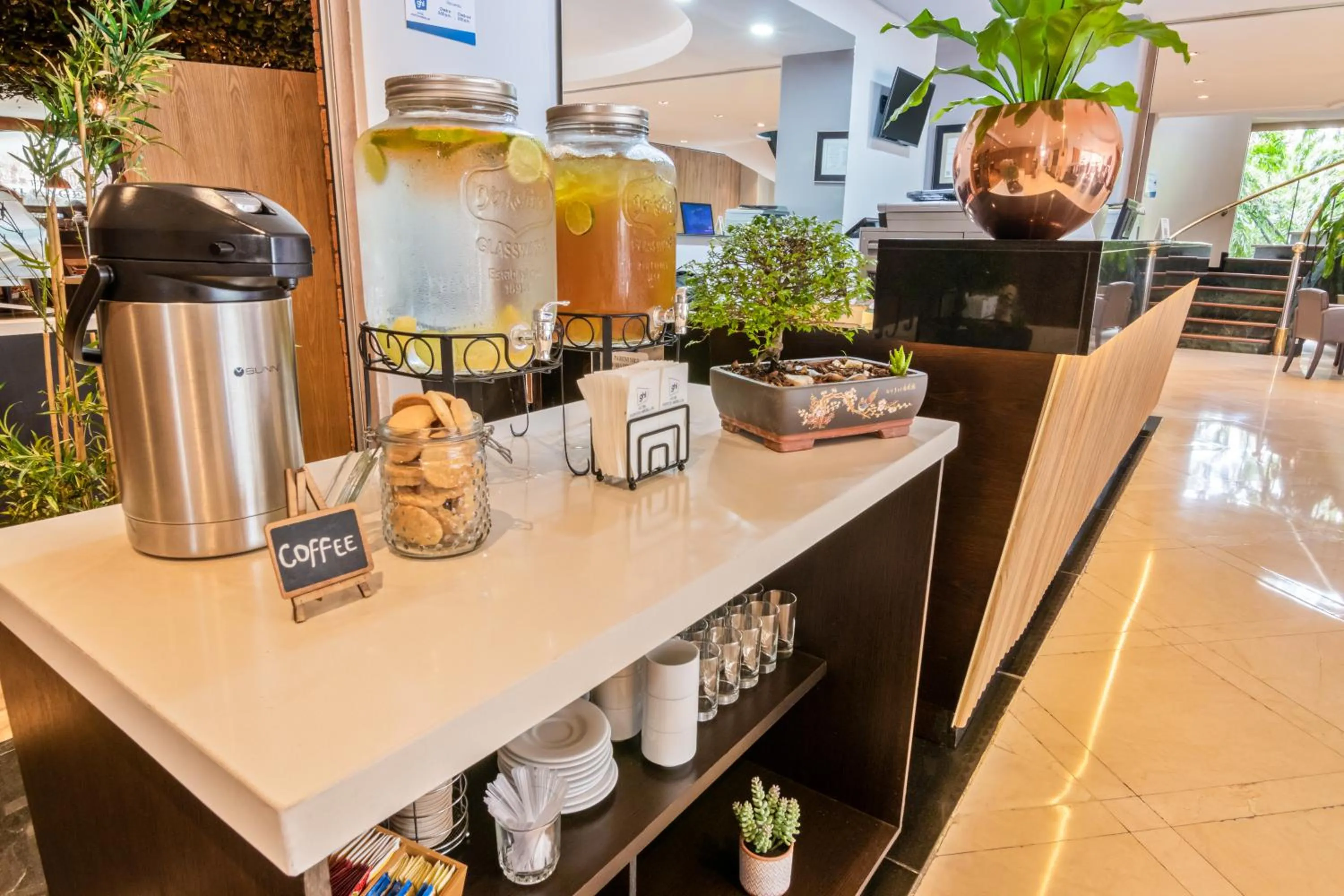 Coffee/tea facilities in GHL Hotel Portón Medellín