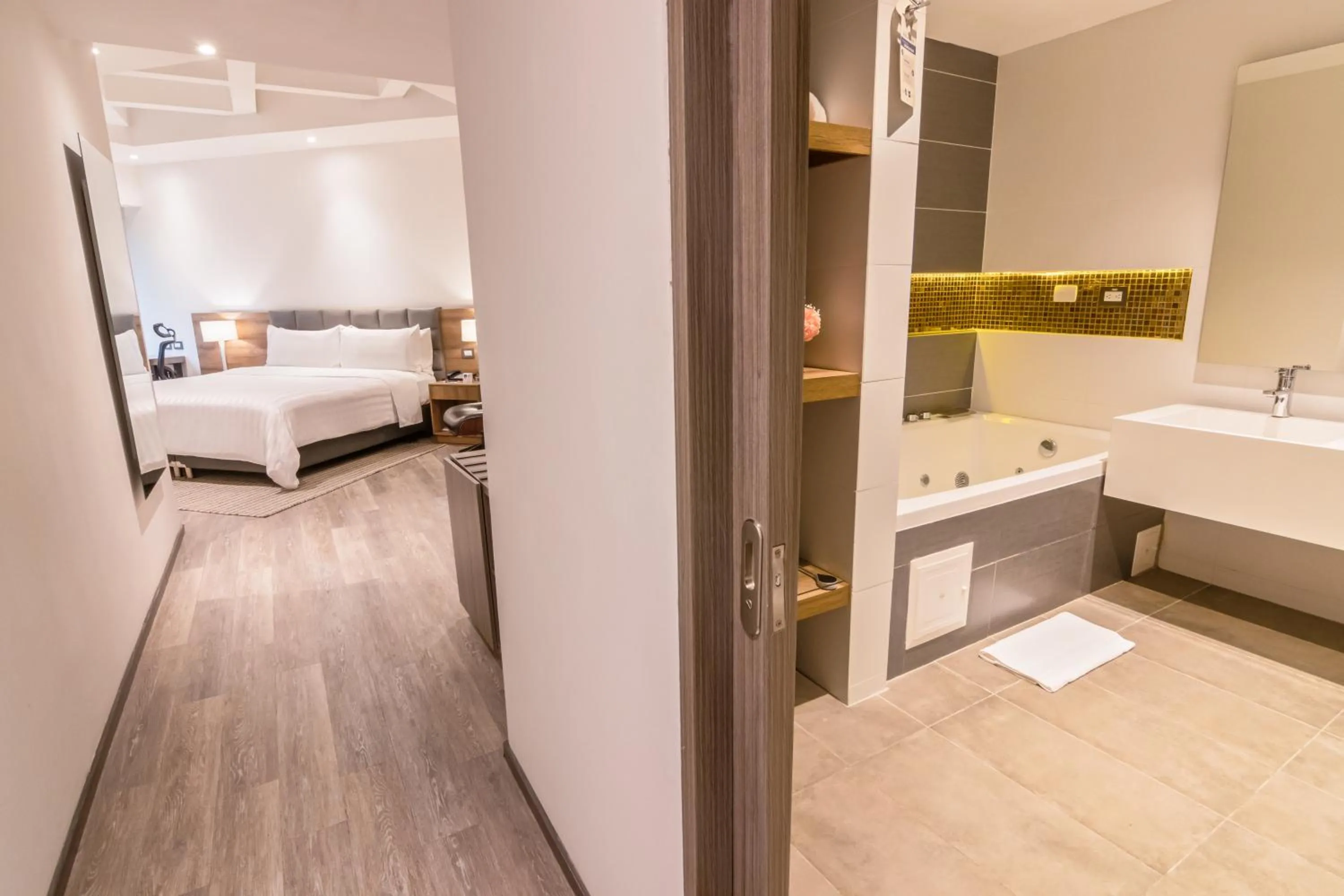 Toilet, Bed in GHL Hotel Portón Medellín