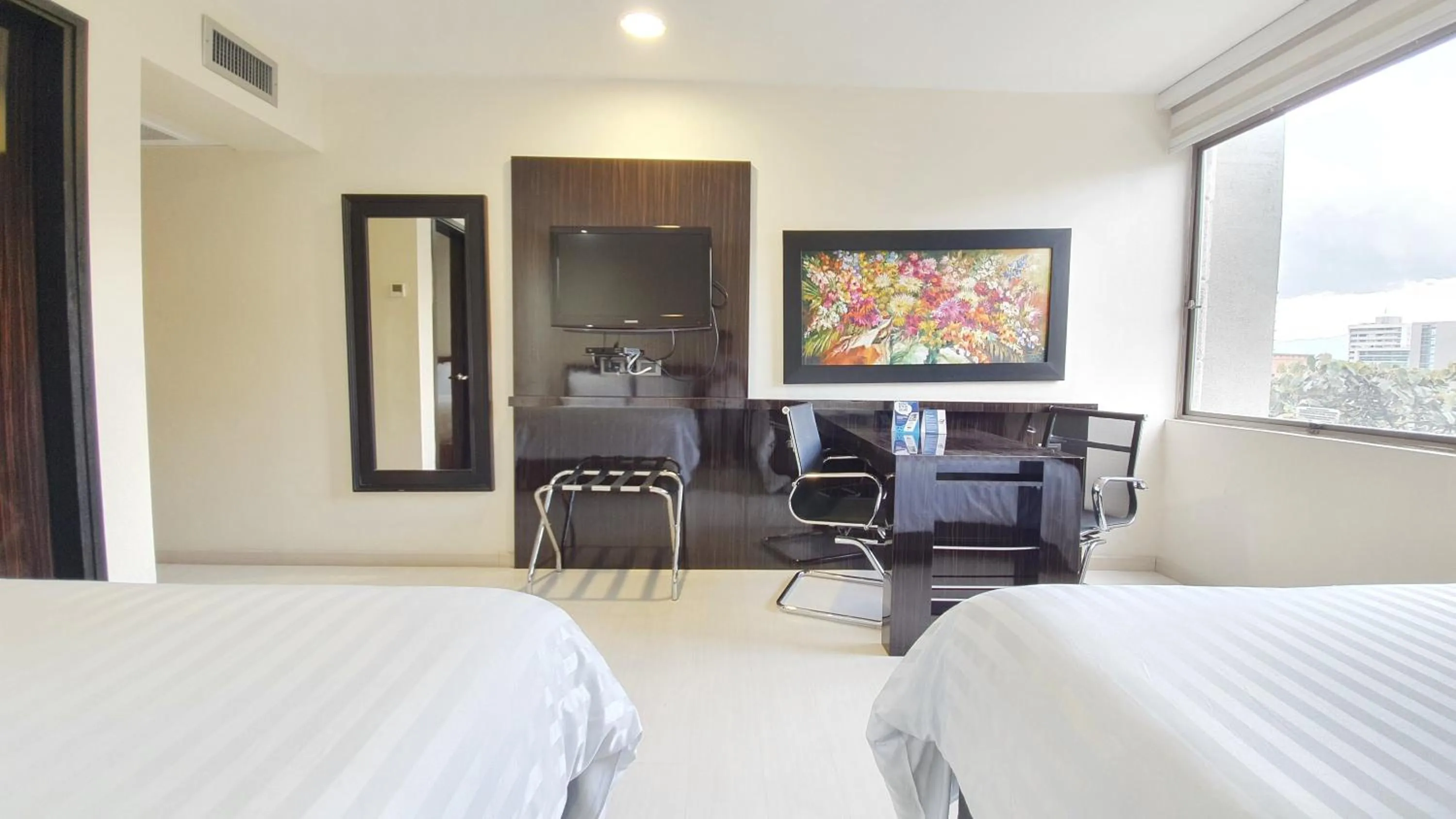 Photo of the whole room, Bed in GHL Hotel Portón Medellín