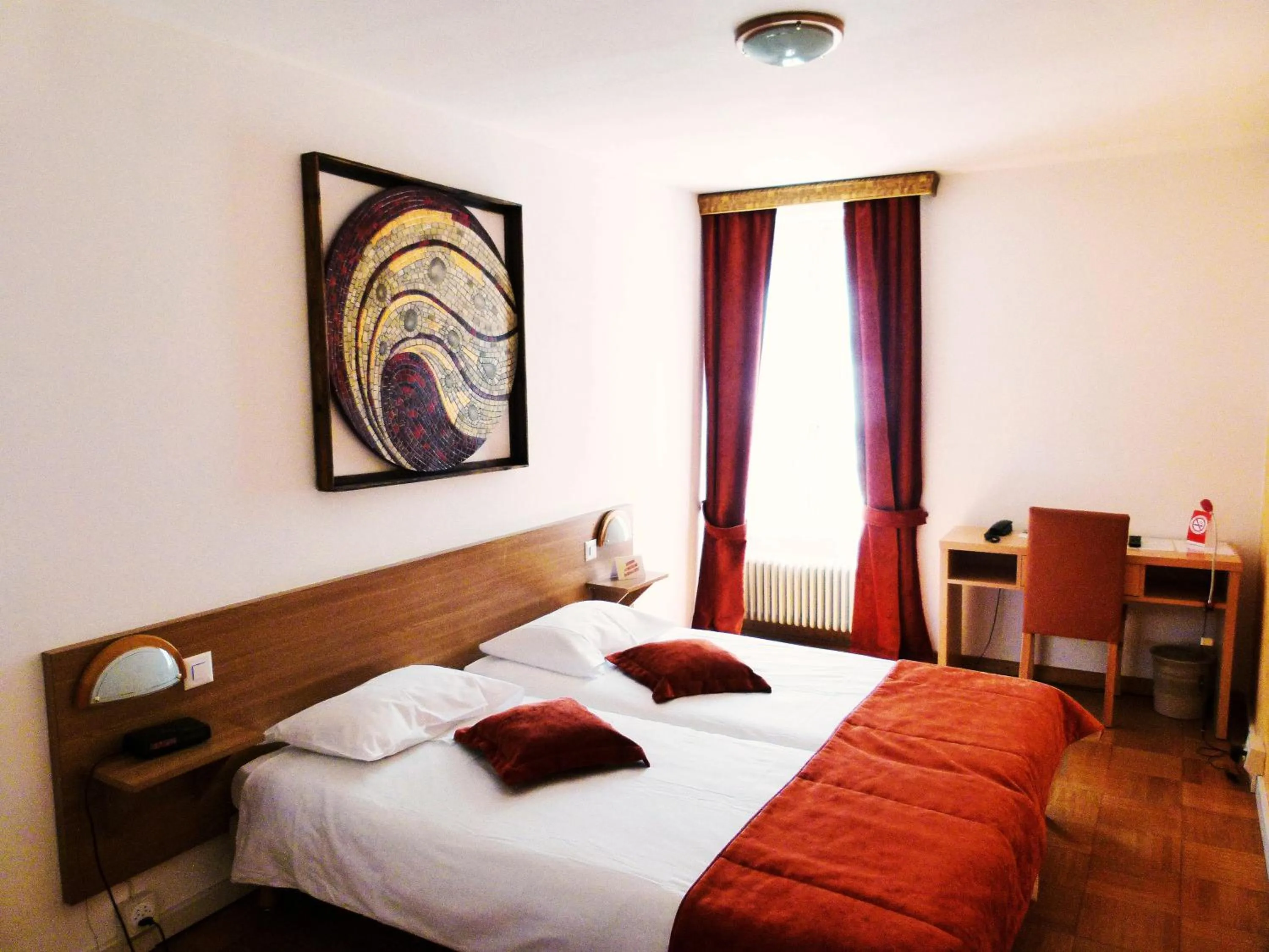 Bed in Hostellerie du XVI Siècle