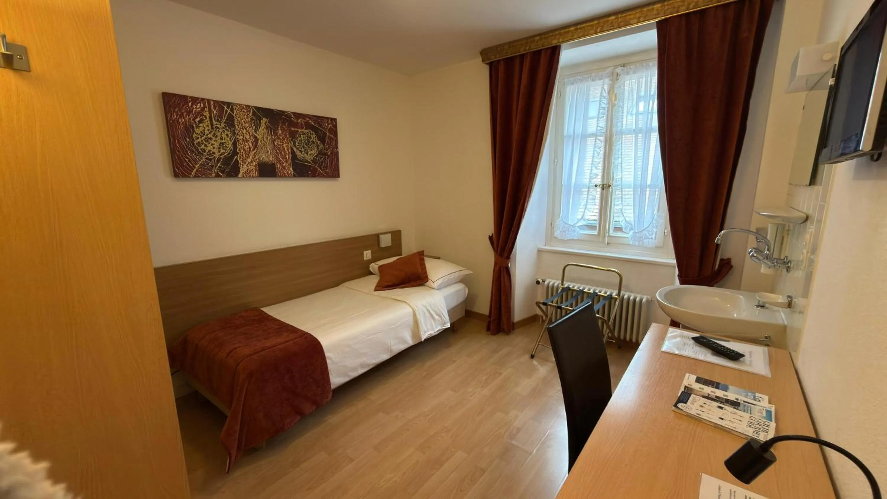 Bed in Hostellerie du XVI Siècle