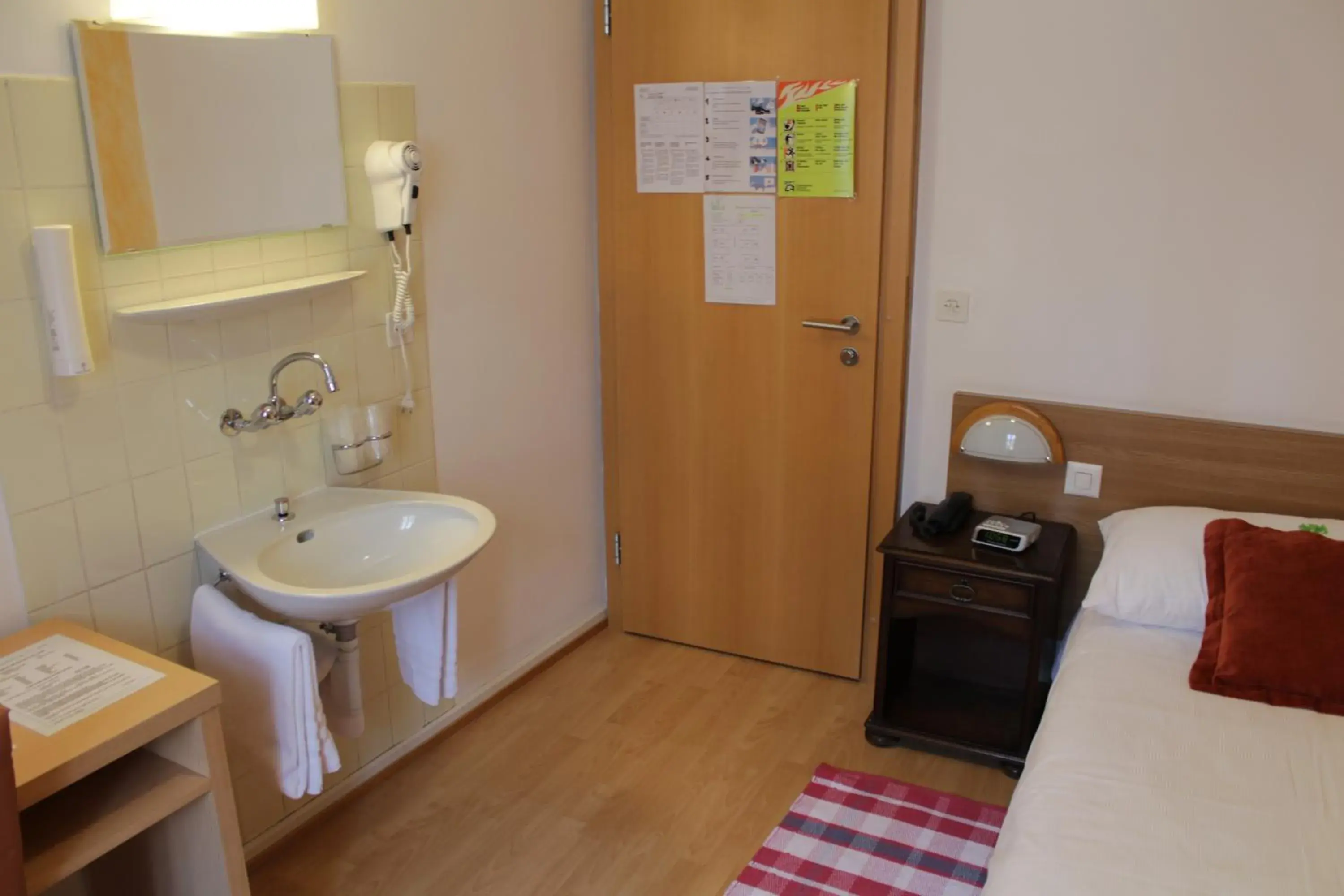 Single Room with Shared Bathroom - single occupancy in Hostellerie du XVI Siècle Single Room with Shared Bathroom - single occupancy in Hostellerie du XVI Siècle