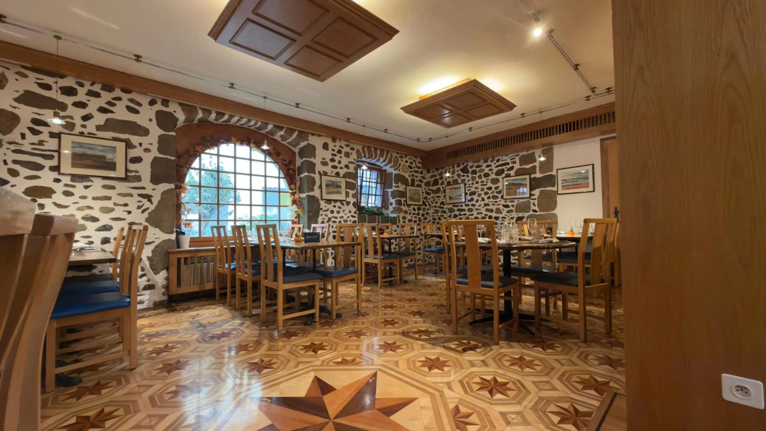 Restaurant/places to eat in Hostellerie du XVI Siècle