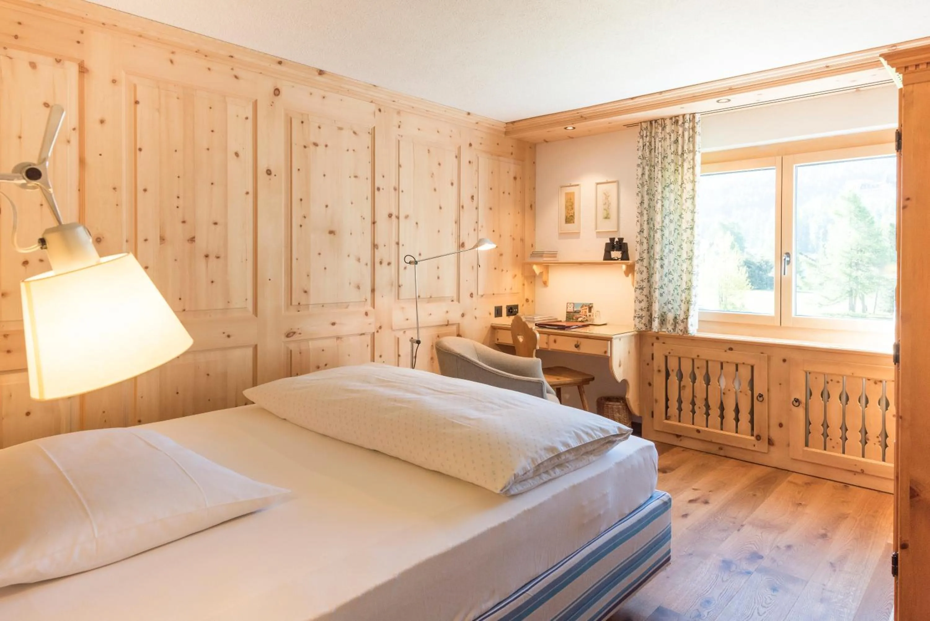 Photo of the whole room, Bed in Hotel Chesa Randolina