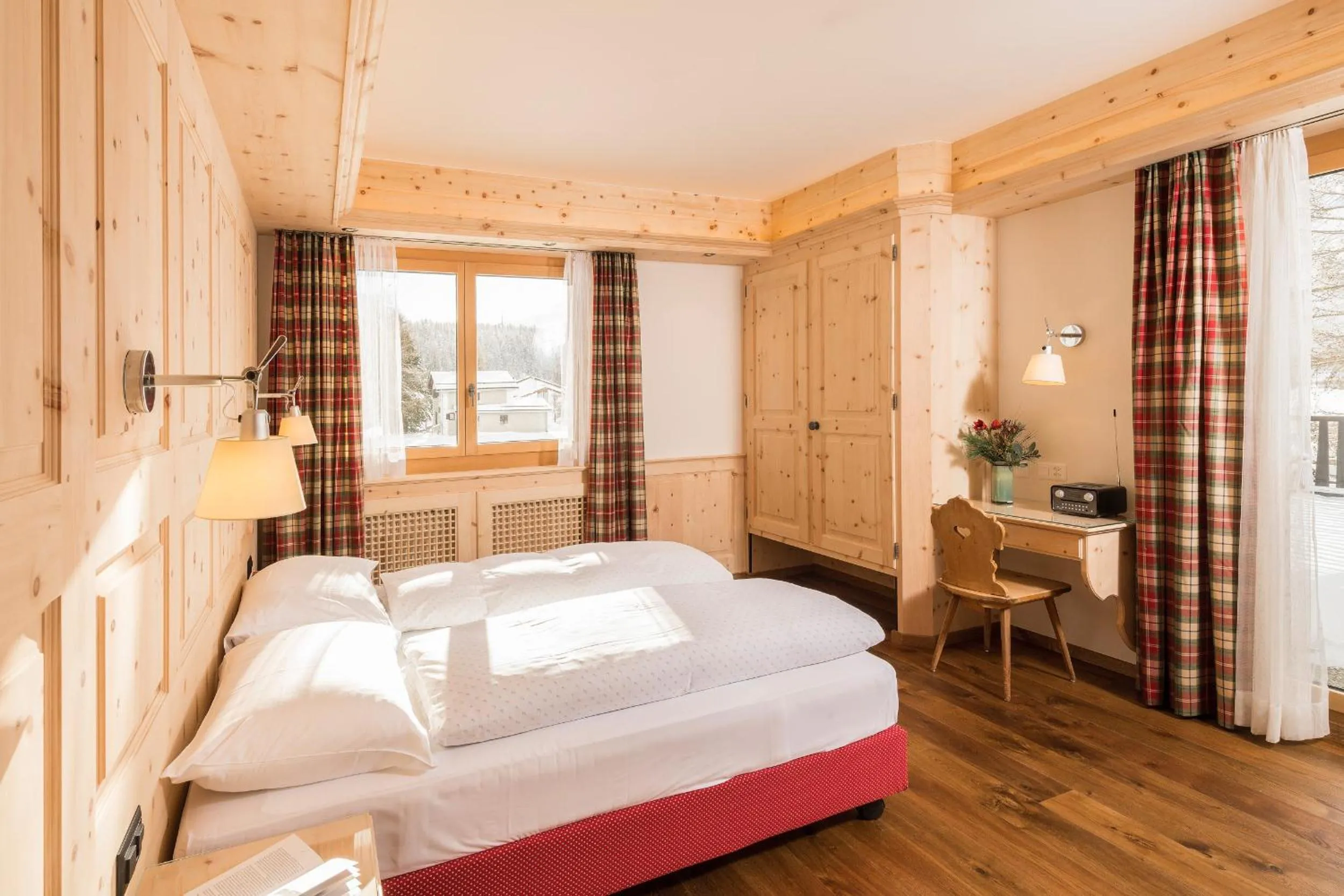 Photo of the whole room, Bed in Hotel Chesa Randolina