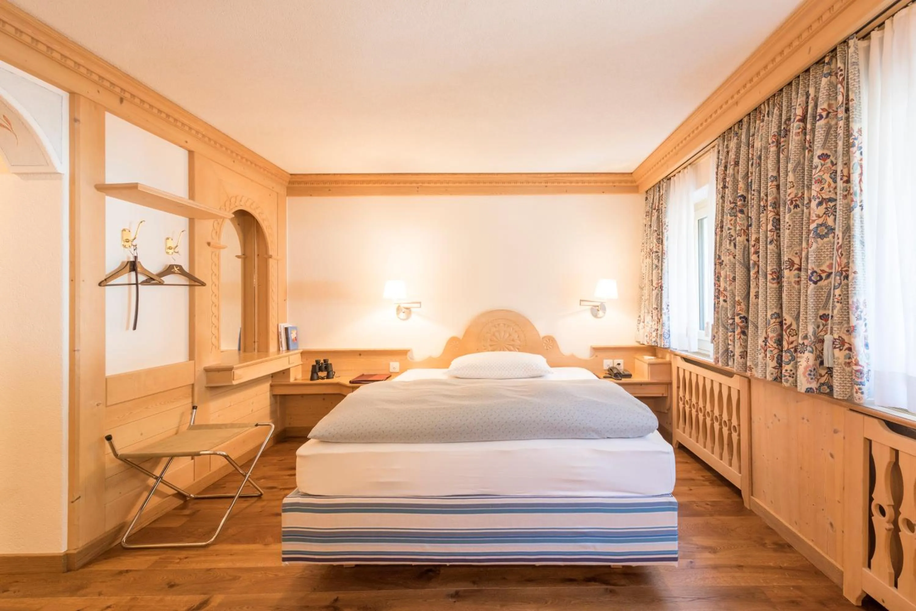 Photo of the whole room, Bed in Hotel Chesa Randolina