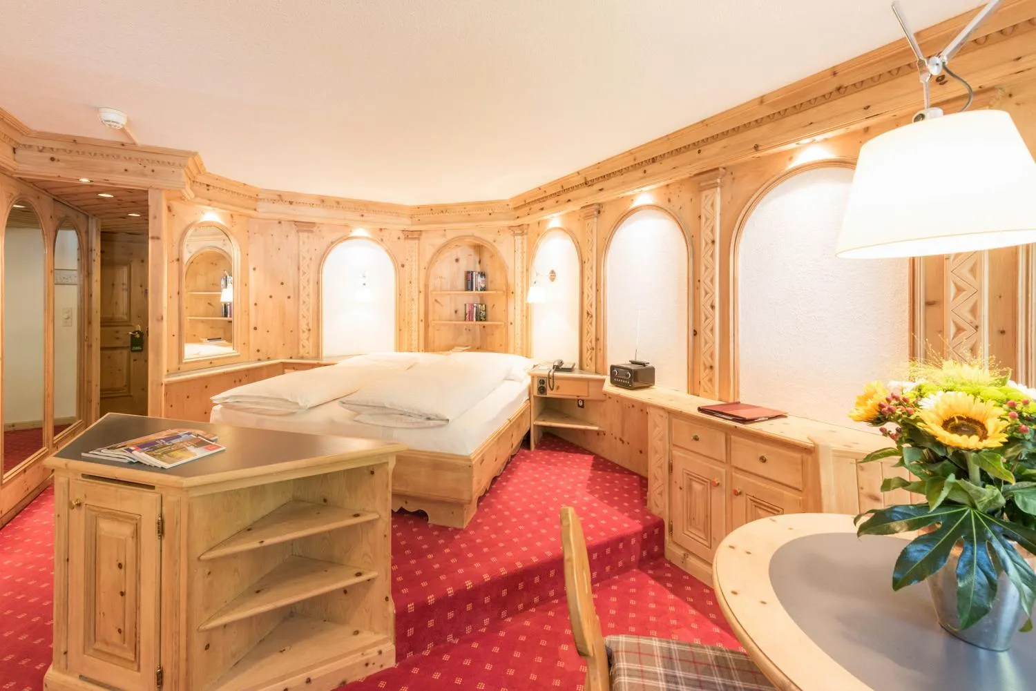 Photo of the whole room, Bed in Hotel Chesa Randolina
