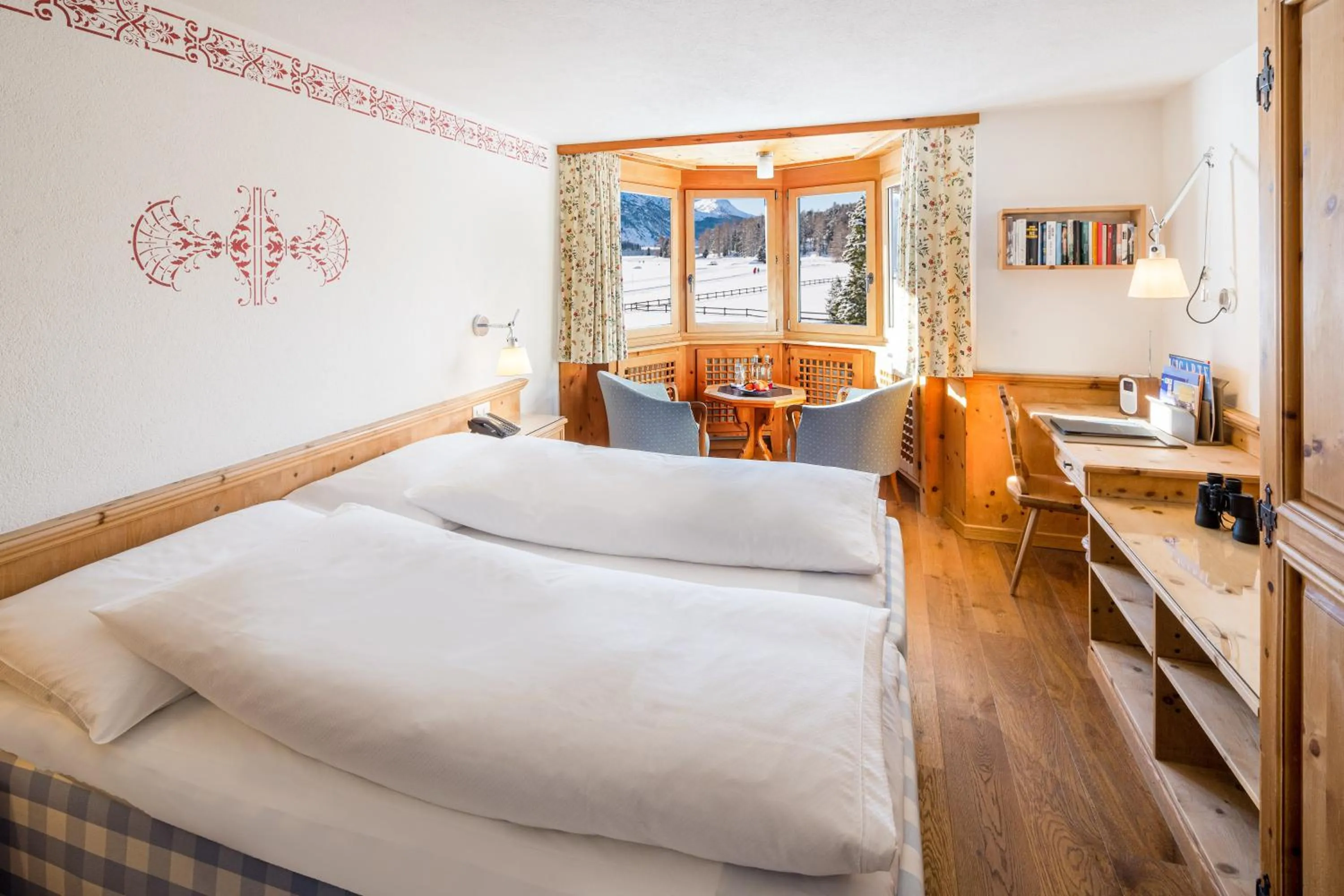 Photo of the whole room, Bed in Hotel Chesa Randolina