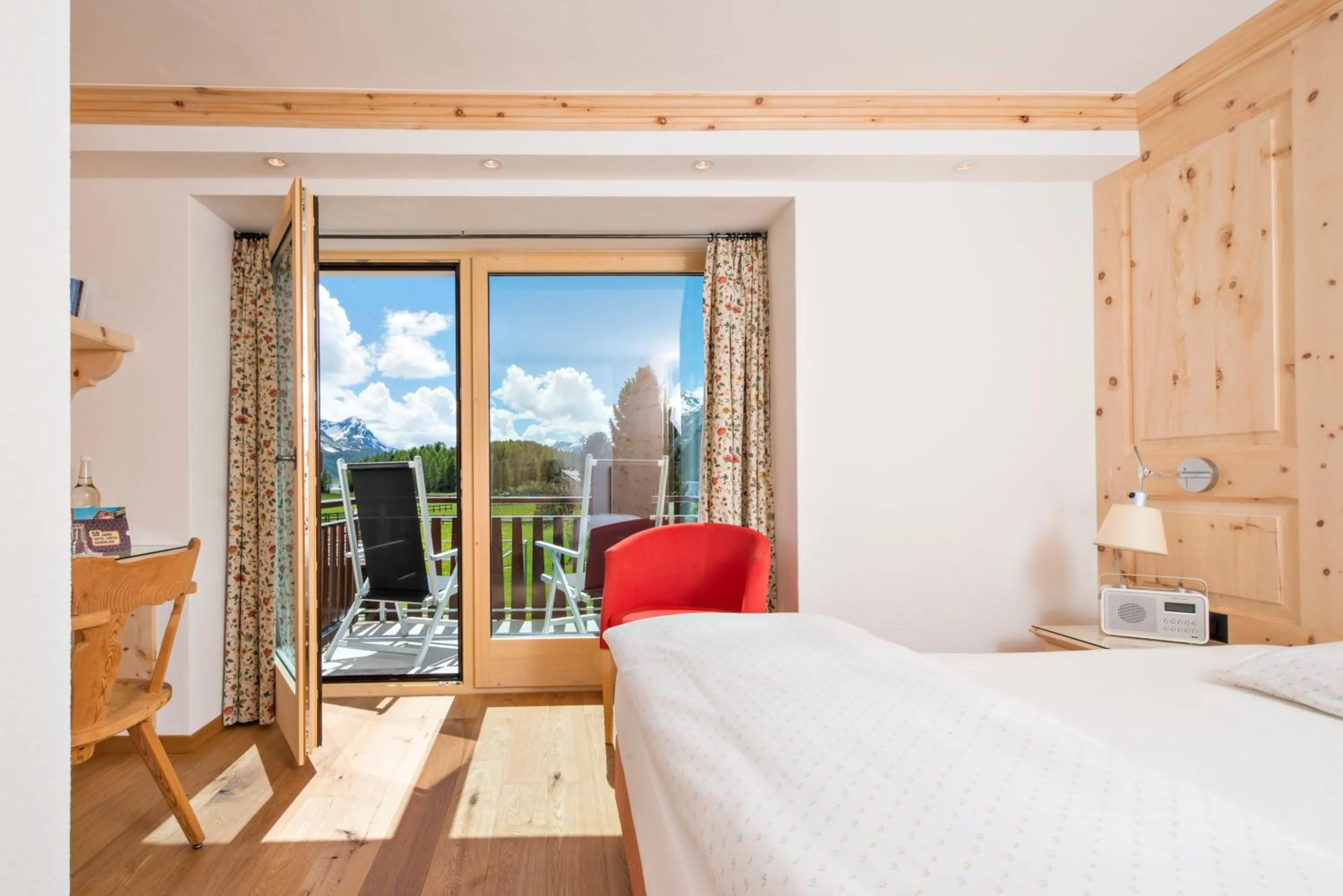 Balcony/Terrace, Bed in Hotel Chesa Randolina