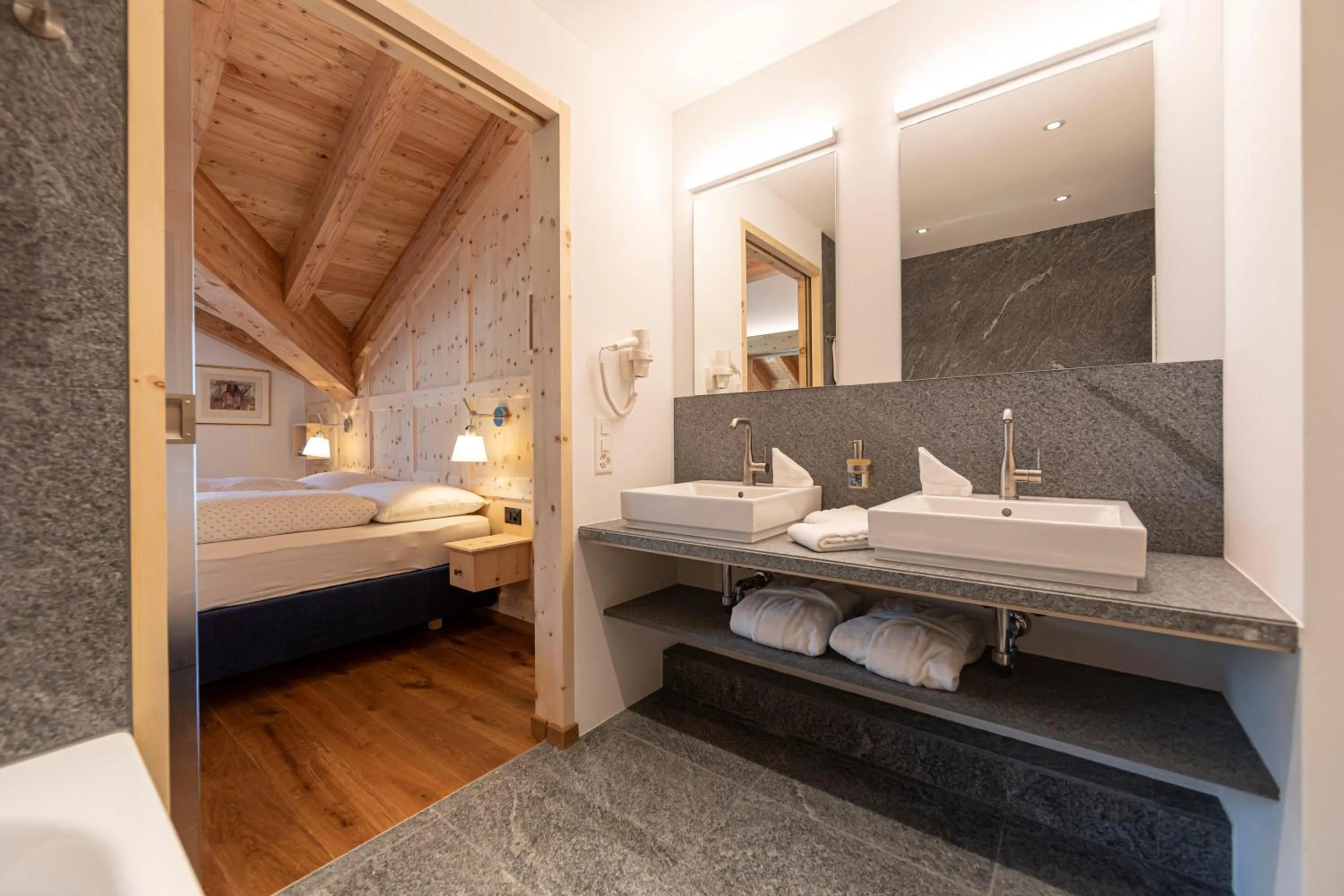 Toilet, Bed in Hotel Chesa Randolina