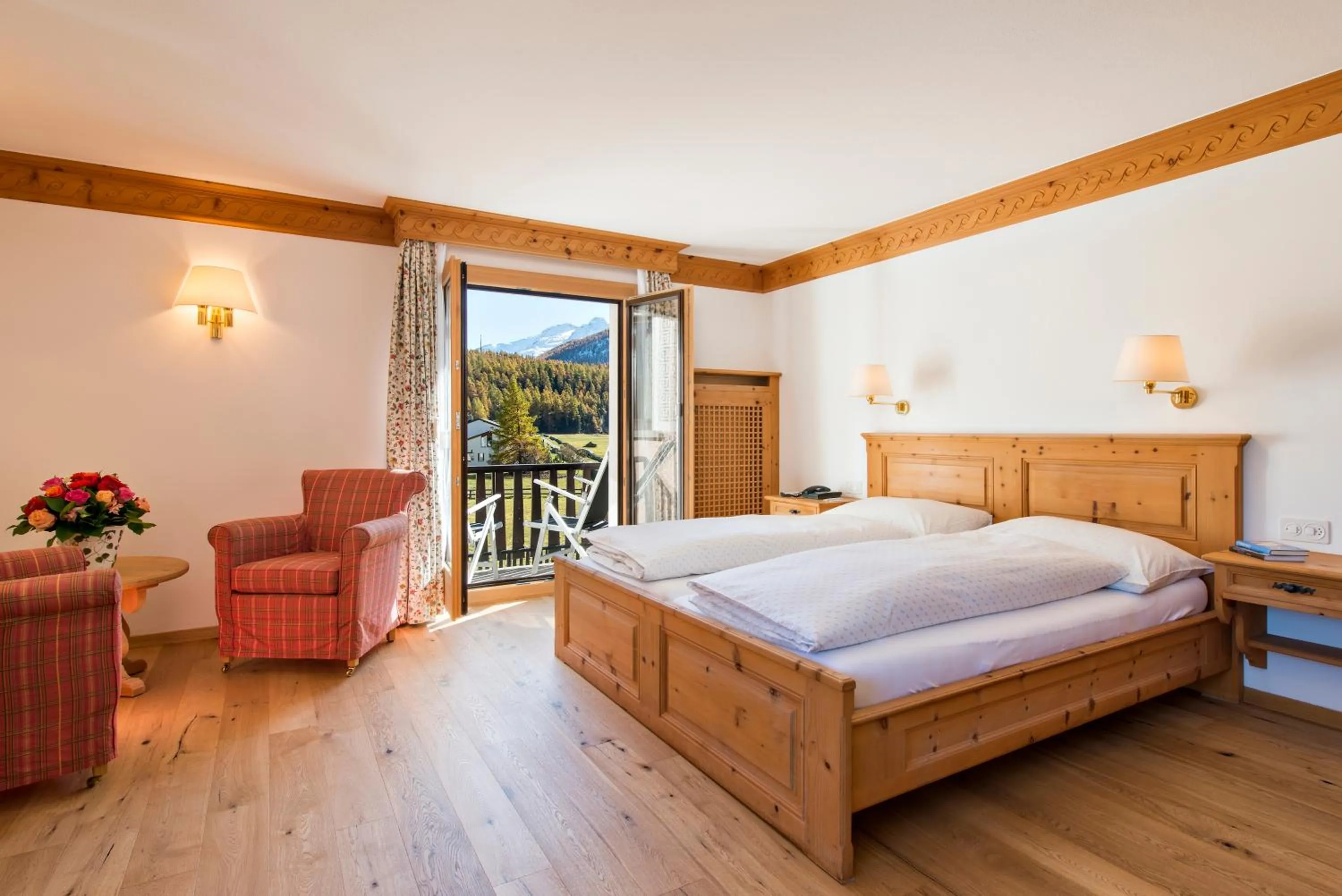 Seating area, Bed in Hotel Chesa Randolina