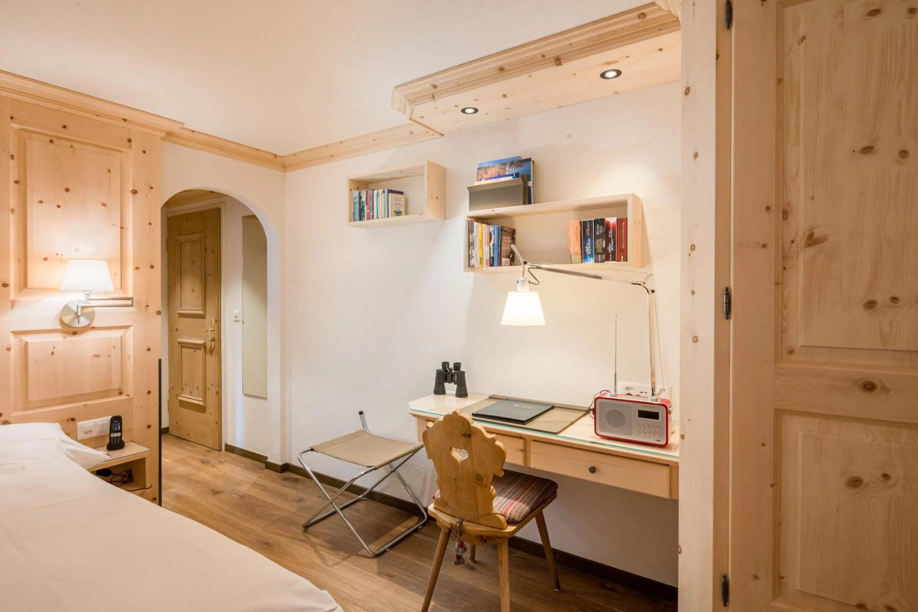 Library, Bed in Hotel Chesa Randolina