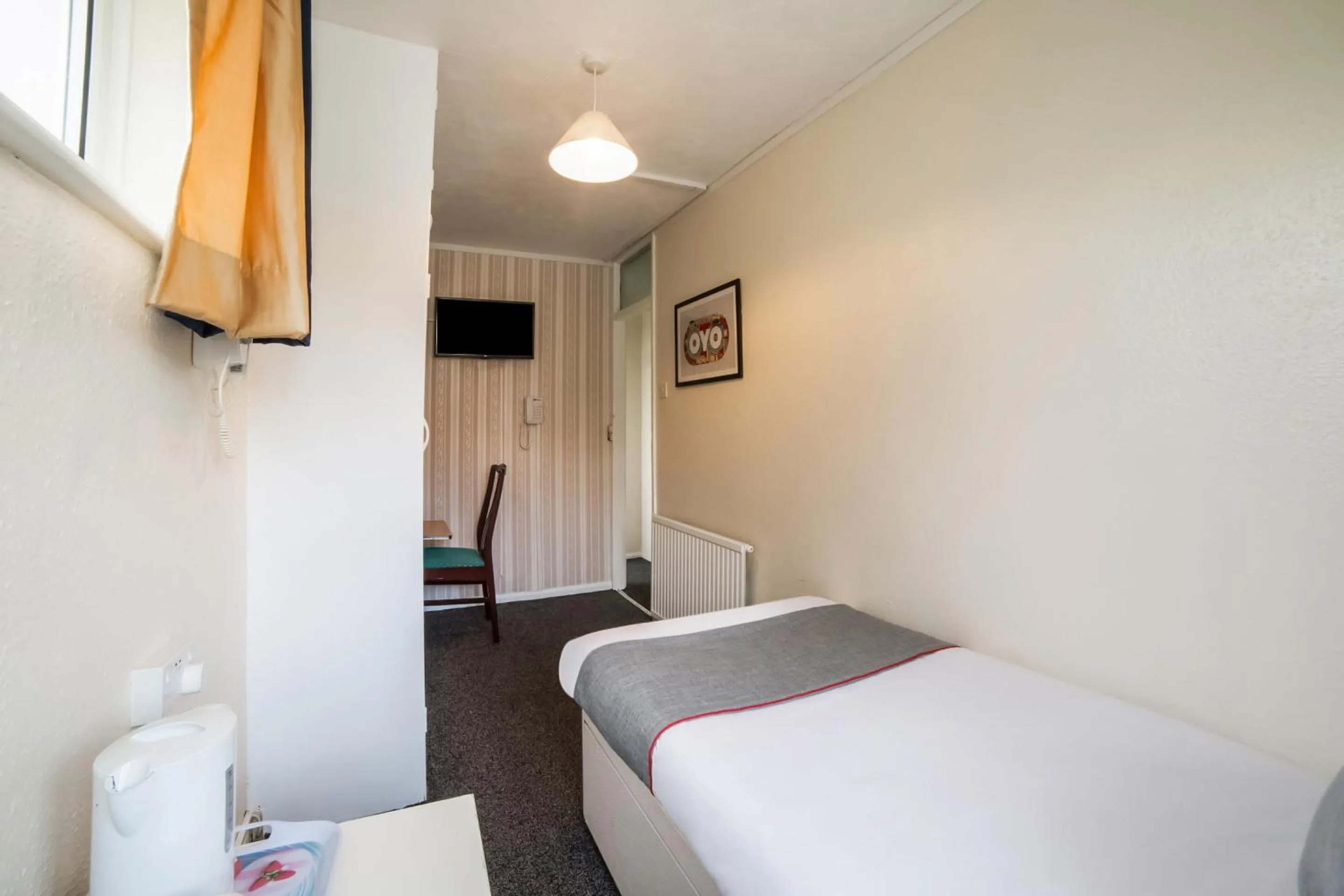 Bedroom, Bed in Devine Beach Hotel, Westcliff Southend-On-Sea