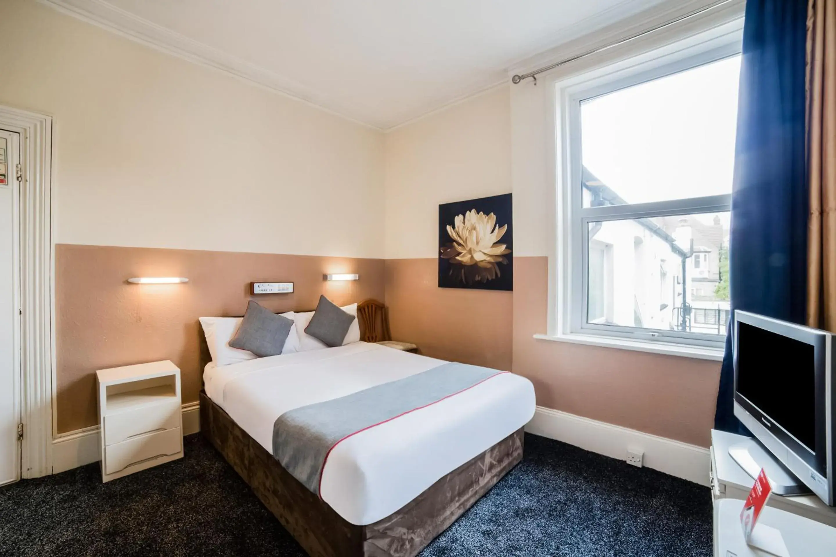 Bedroom, Bed in Devine Beach Hotel, Westcliff Southend-On-Sea Bedroom, Bed in Devine Beach Hotel, Westcliff Southend-On-Sea