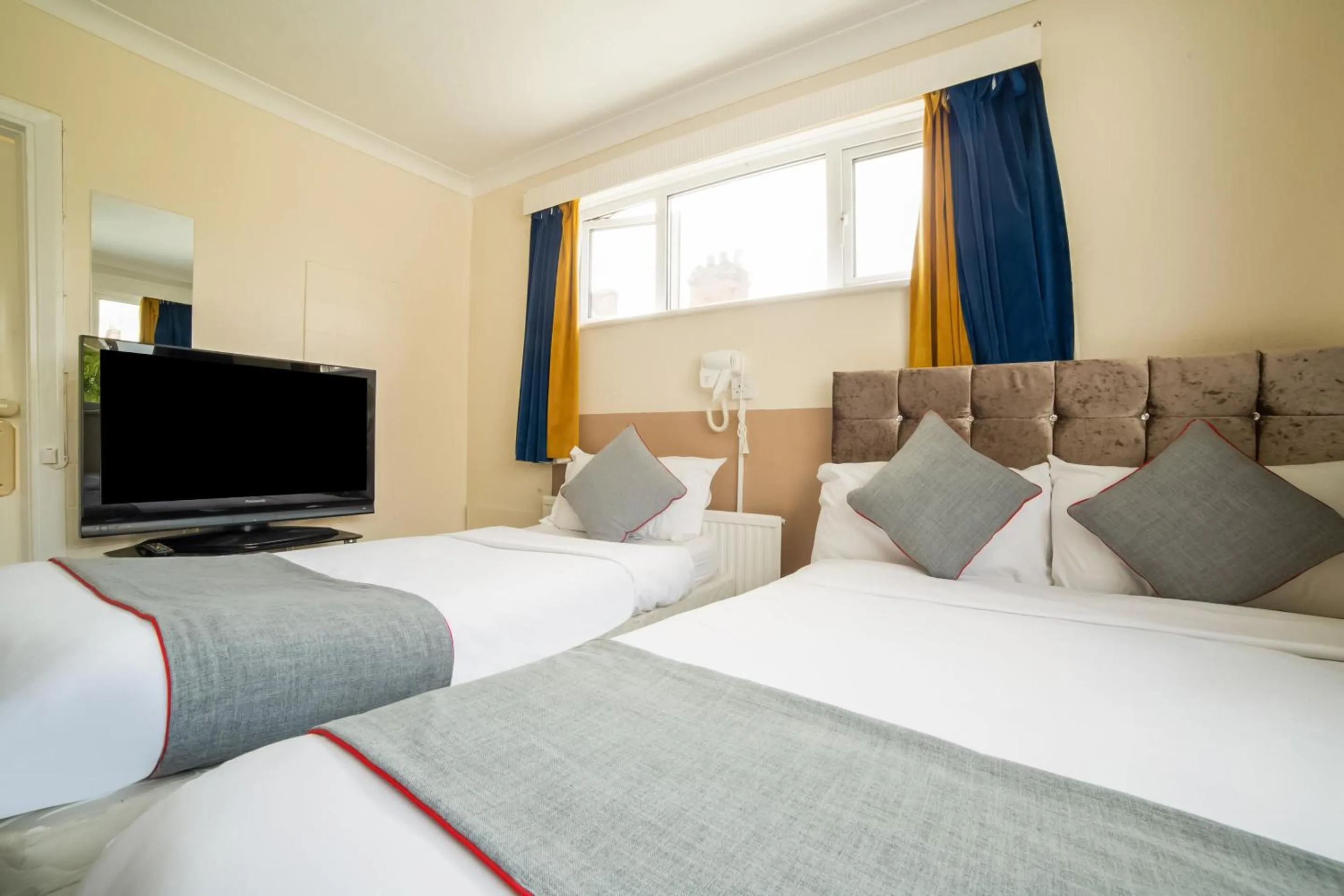 Bedroom, Bed in Devine Beach Hotel, Westcliff Southend-On-Sea