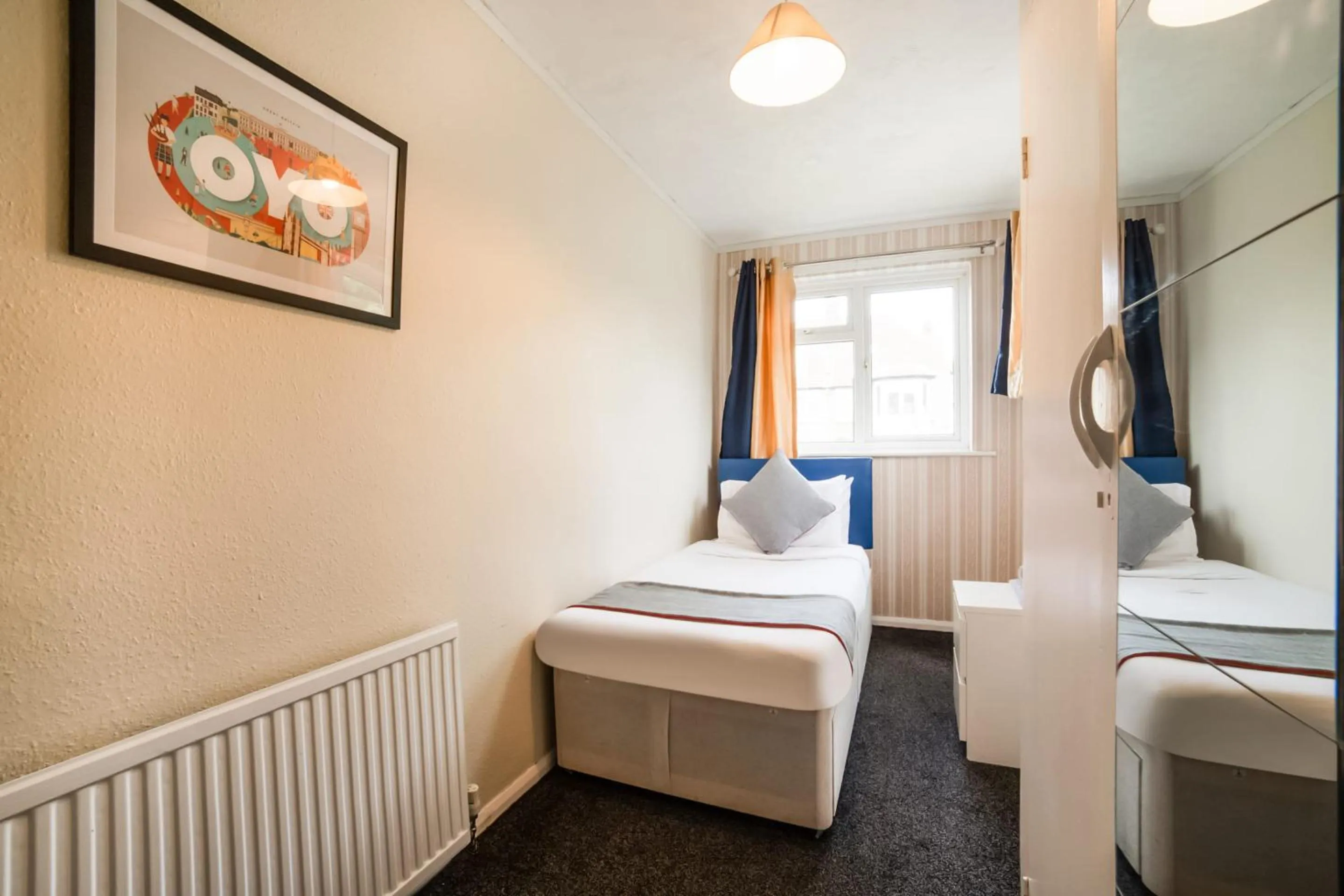 Bedroom, Bed in Devine Beach Hotel, Westcliff Southend-On-Sea