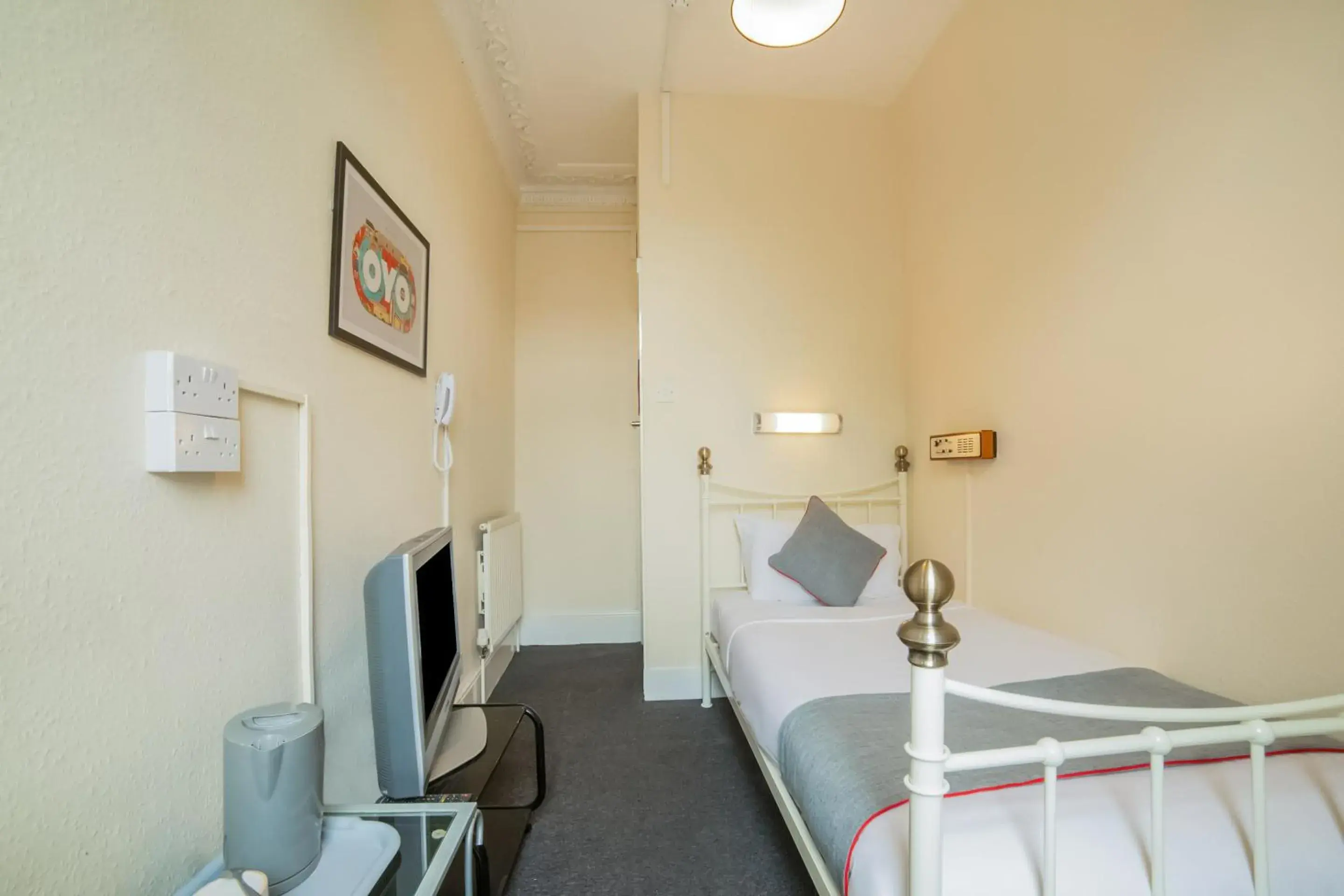 Bedroom, Bed in Devine Beach Hotel, Westcliff Southend-On-Sea Bedroom, Bed in Devine Beach Hotel, Westcliff Southend-On-Sea