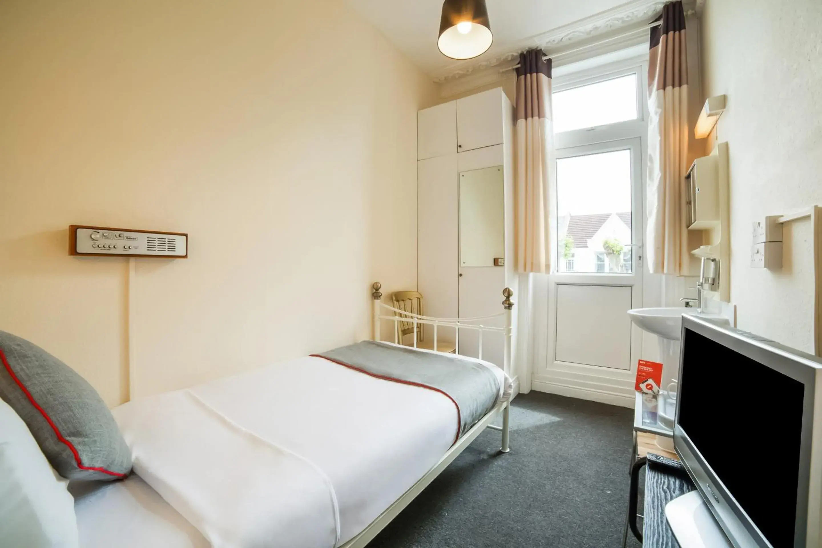 Bedroom, Bed in Devine Beach Hotel, Westcliff Southend-On-Sea Bedroom, Bed in Devine Beach Hotel, Westcliff Southend-On-Sea