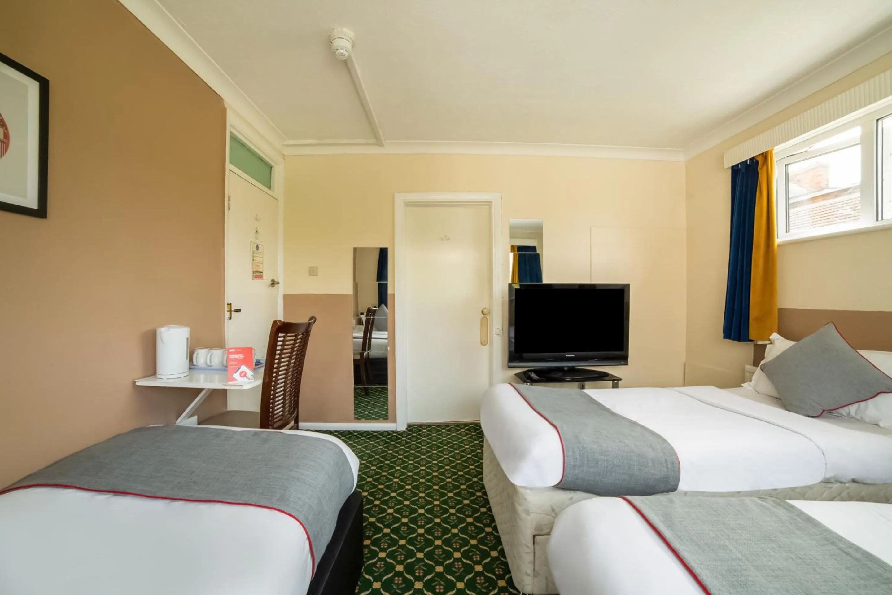 Bedroom, Bed in Devine Beach Hotel, Westcliff Southend-On-Sea