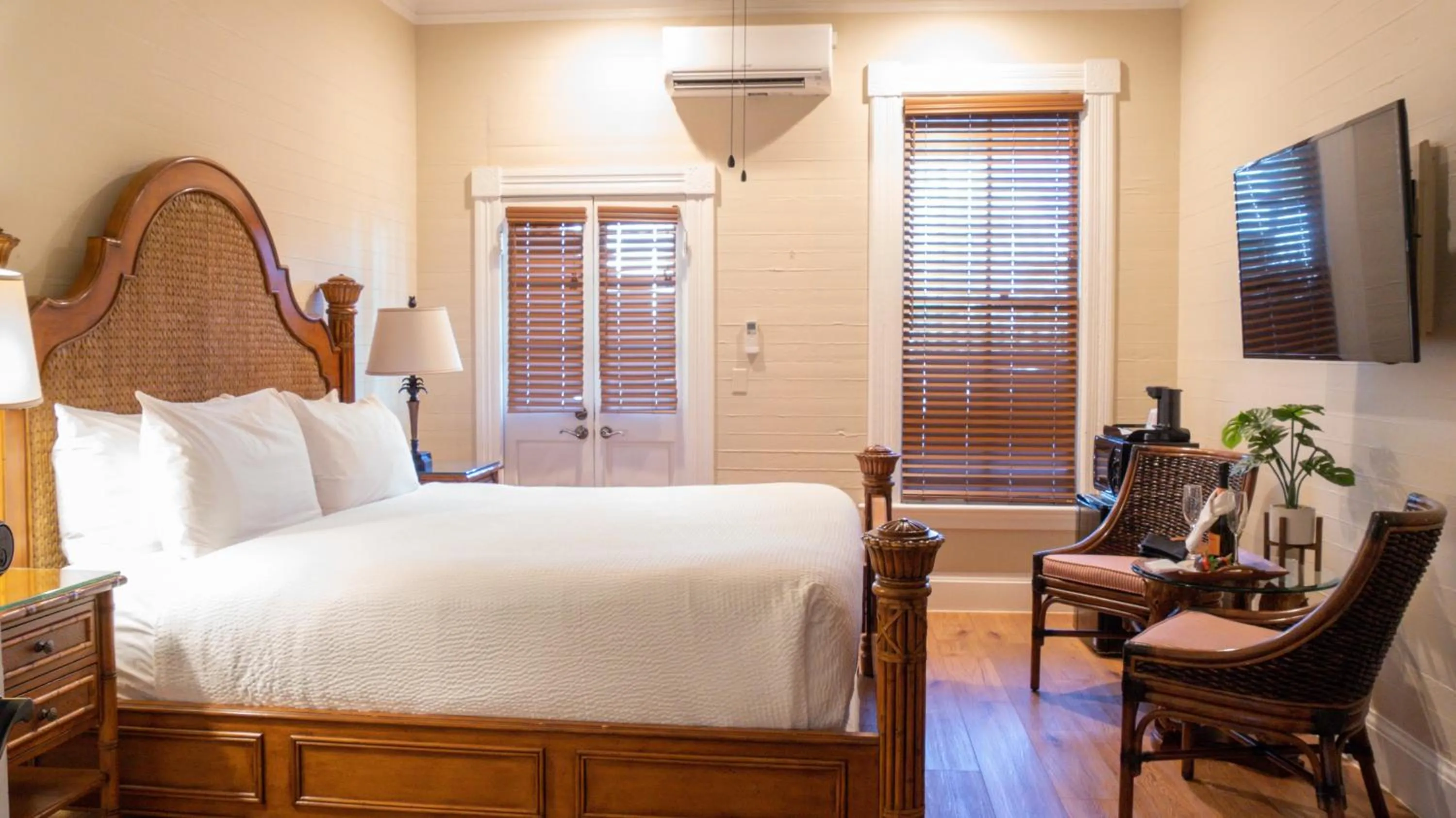 Bed in Silver Palms Inn