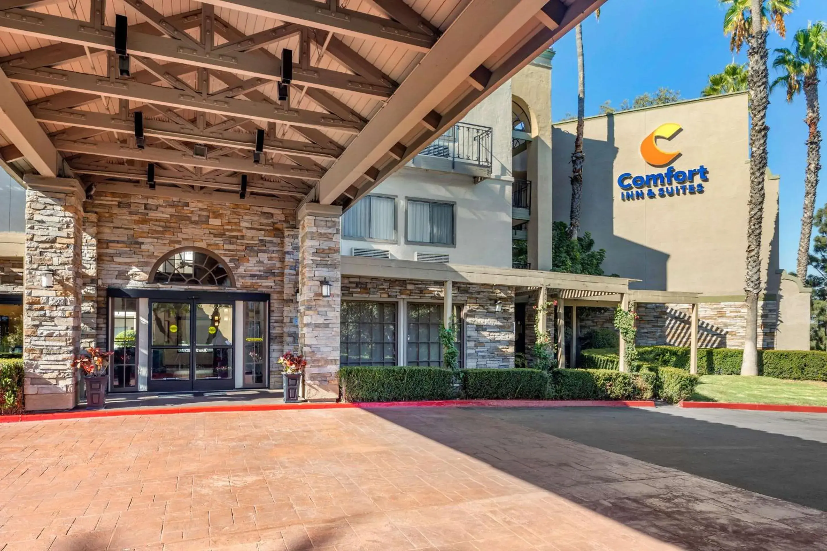 Property building in Comfort Inn & Suites Orange County John Wayne Airport Property building in Comfort Inn & Suites Orange County John Wayne Airport