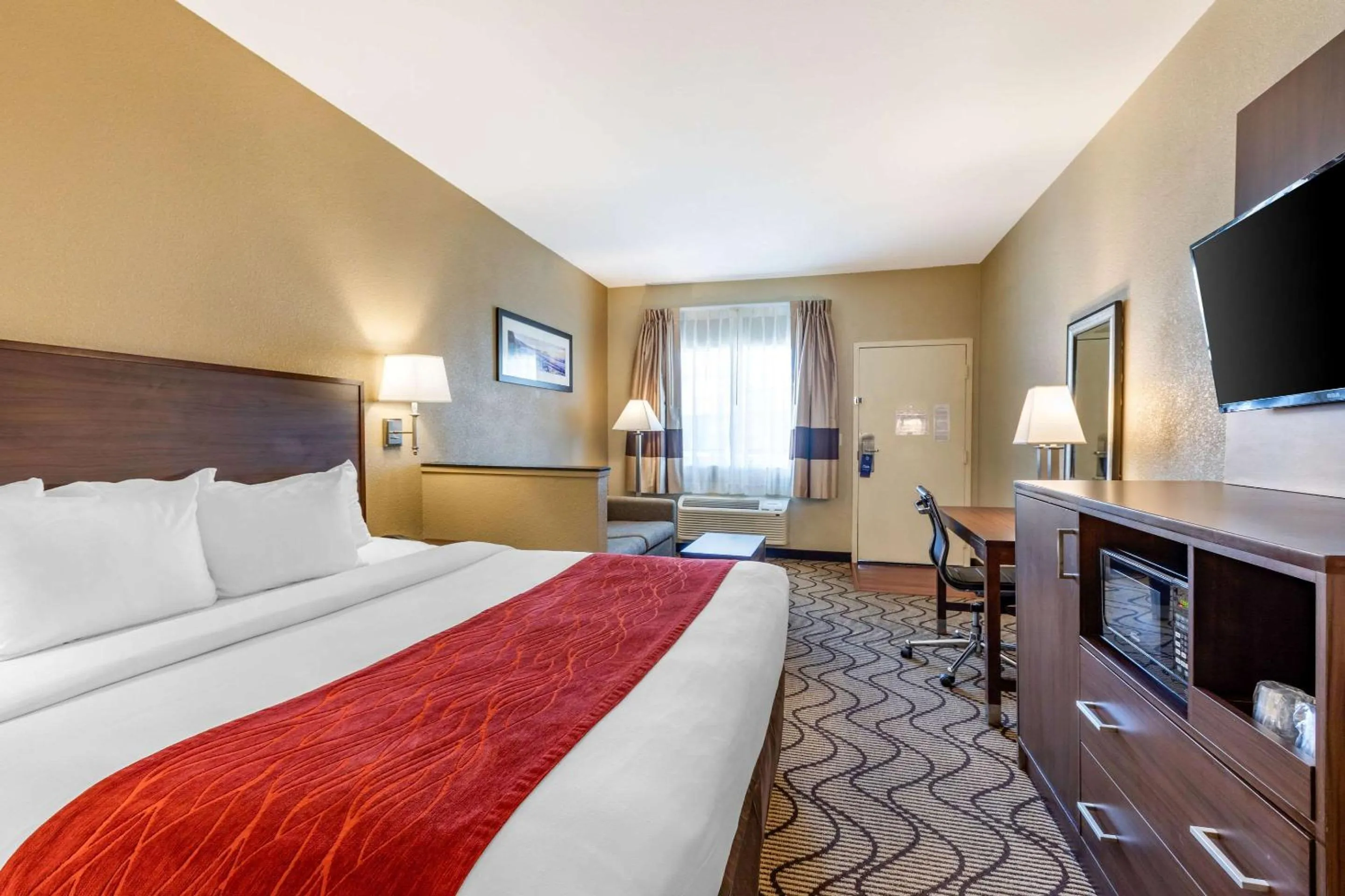 Photo of the whole room, Bed in Comfort Inn & Suites Orange County John Wayne Airport