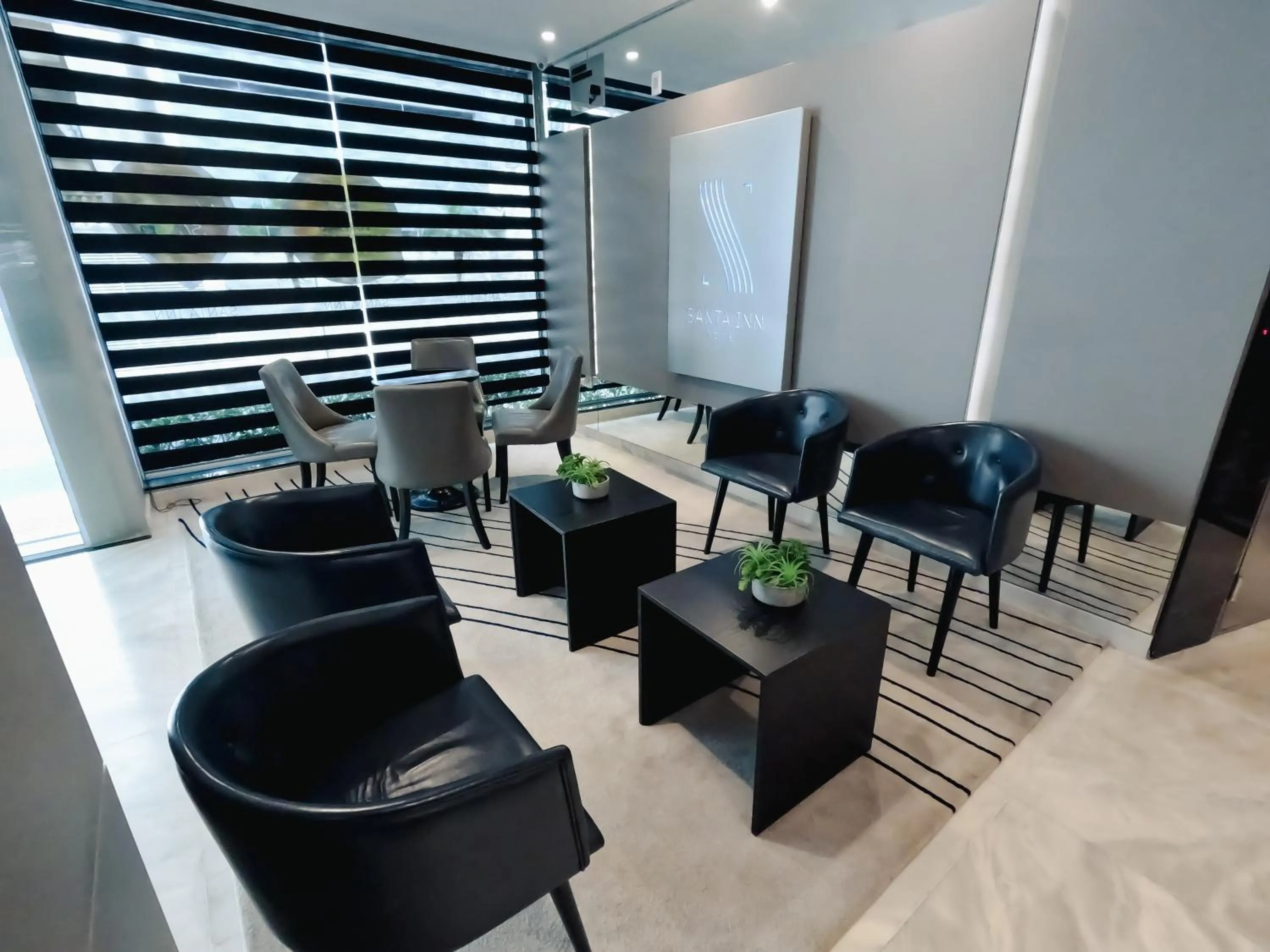 Lobby or reception in Santa Inn Hotel