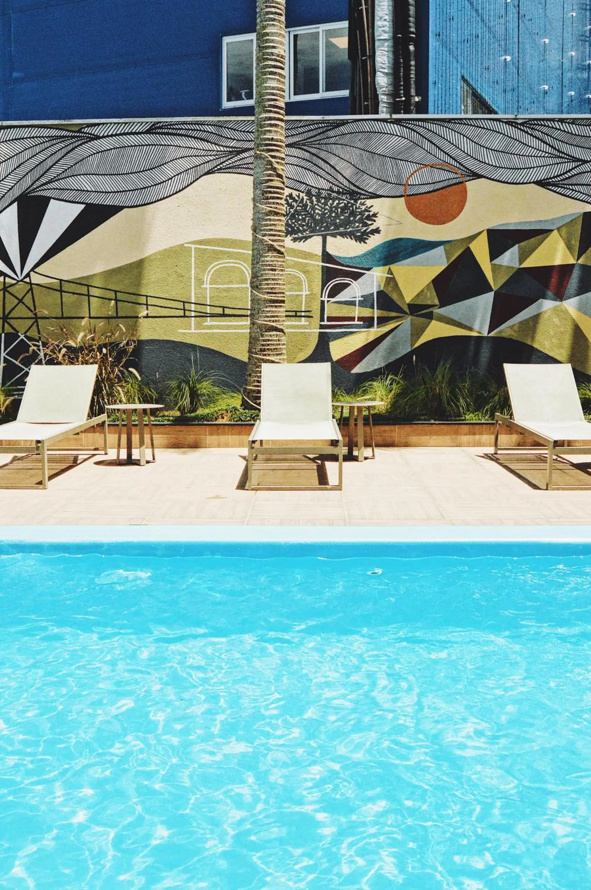 Swimming pool in Santa Inn Hotel