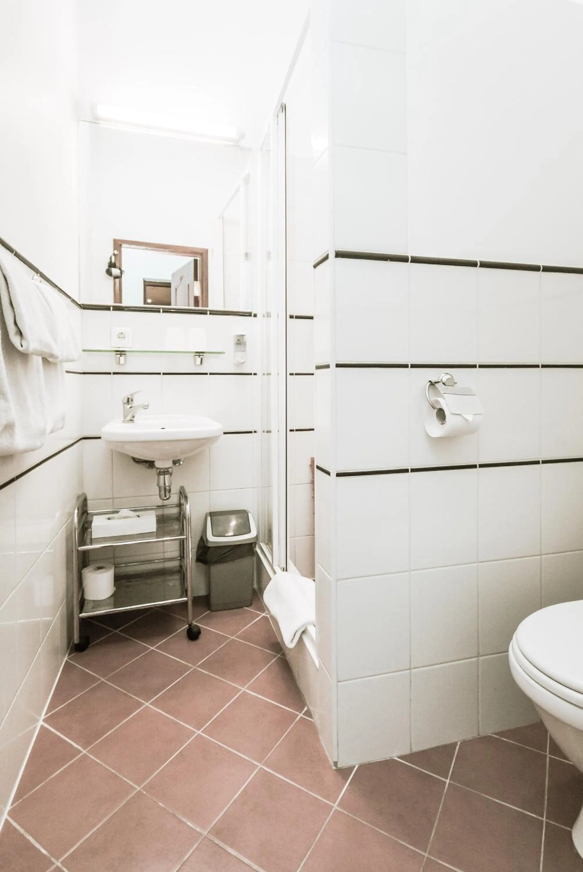 Shower in Hotel Kert FREE PARKING