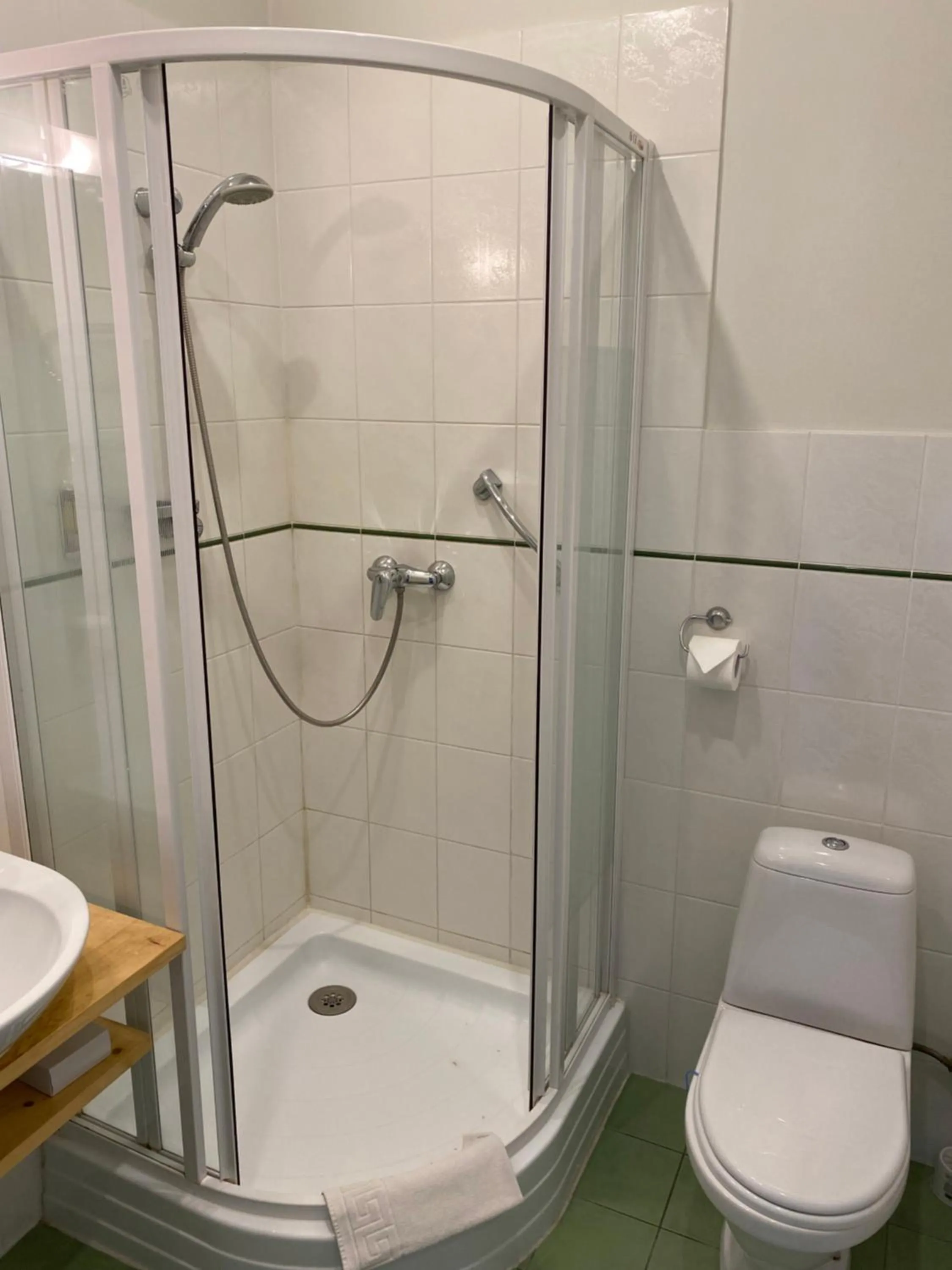 Shower in Hotel Kert FREE PARKING