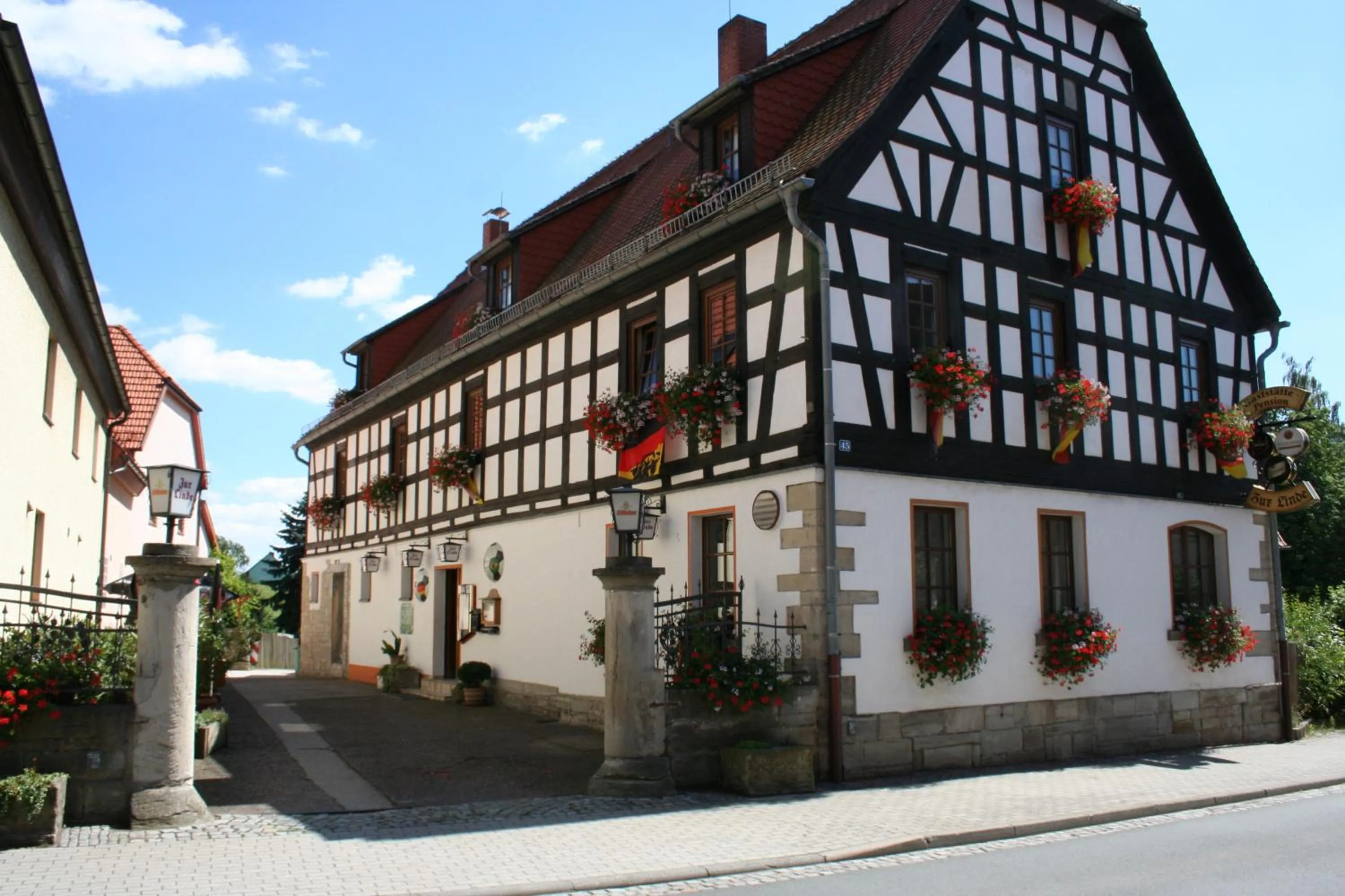 Facade/entrance in Gasthaus & Hotel Zur Linde