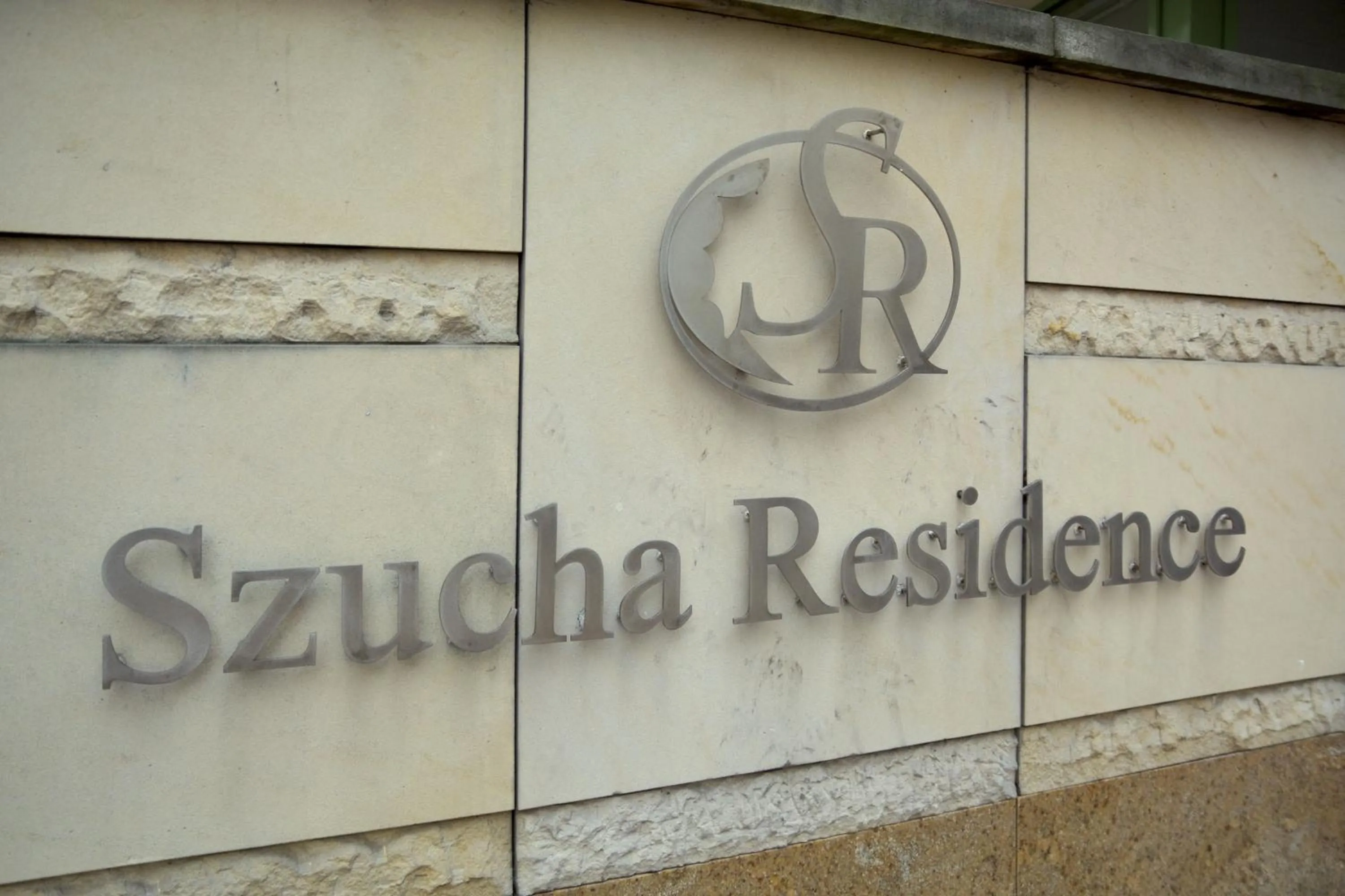 Facade/entrance in Szucha Apartments