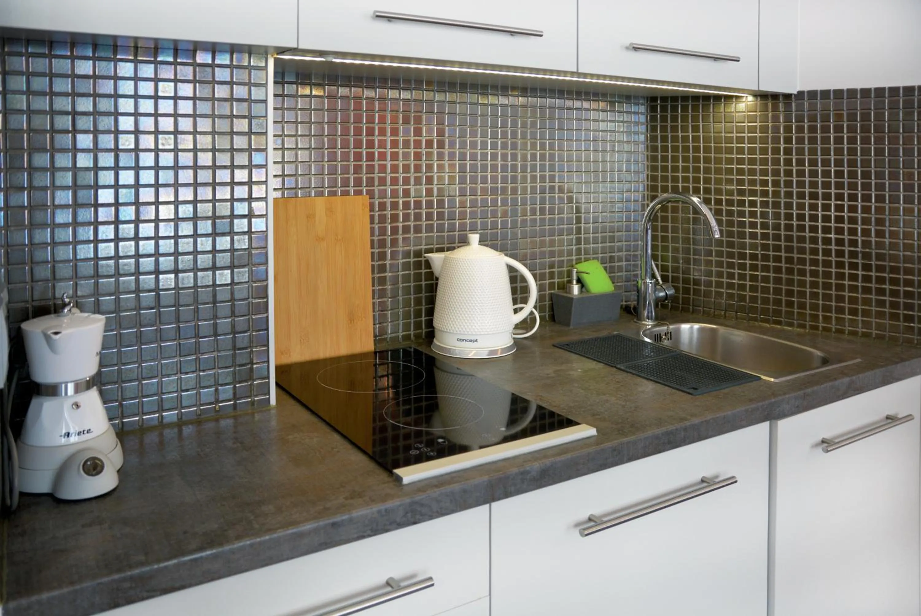 Kitchen or kitchenette in Szucha Apartments