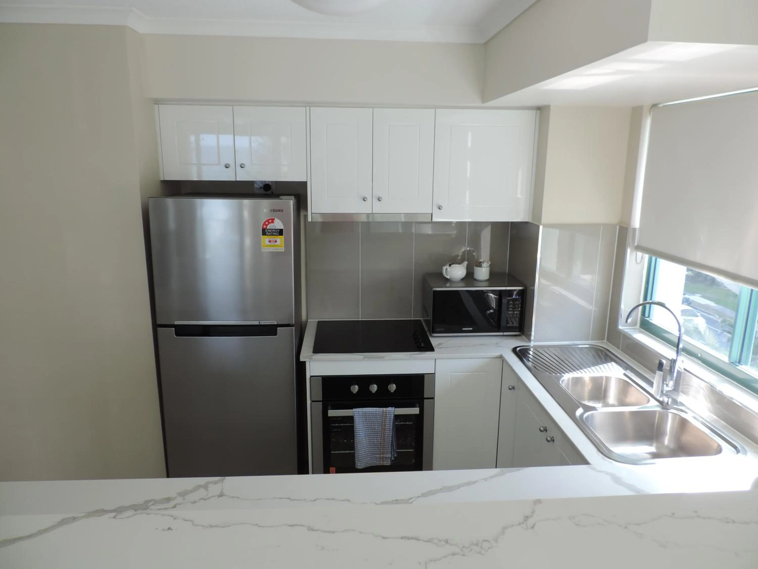 Kitchen or kitchenette in Emerald Sands Holiday Apartments