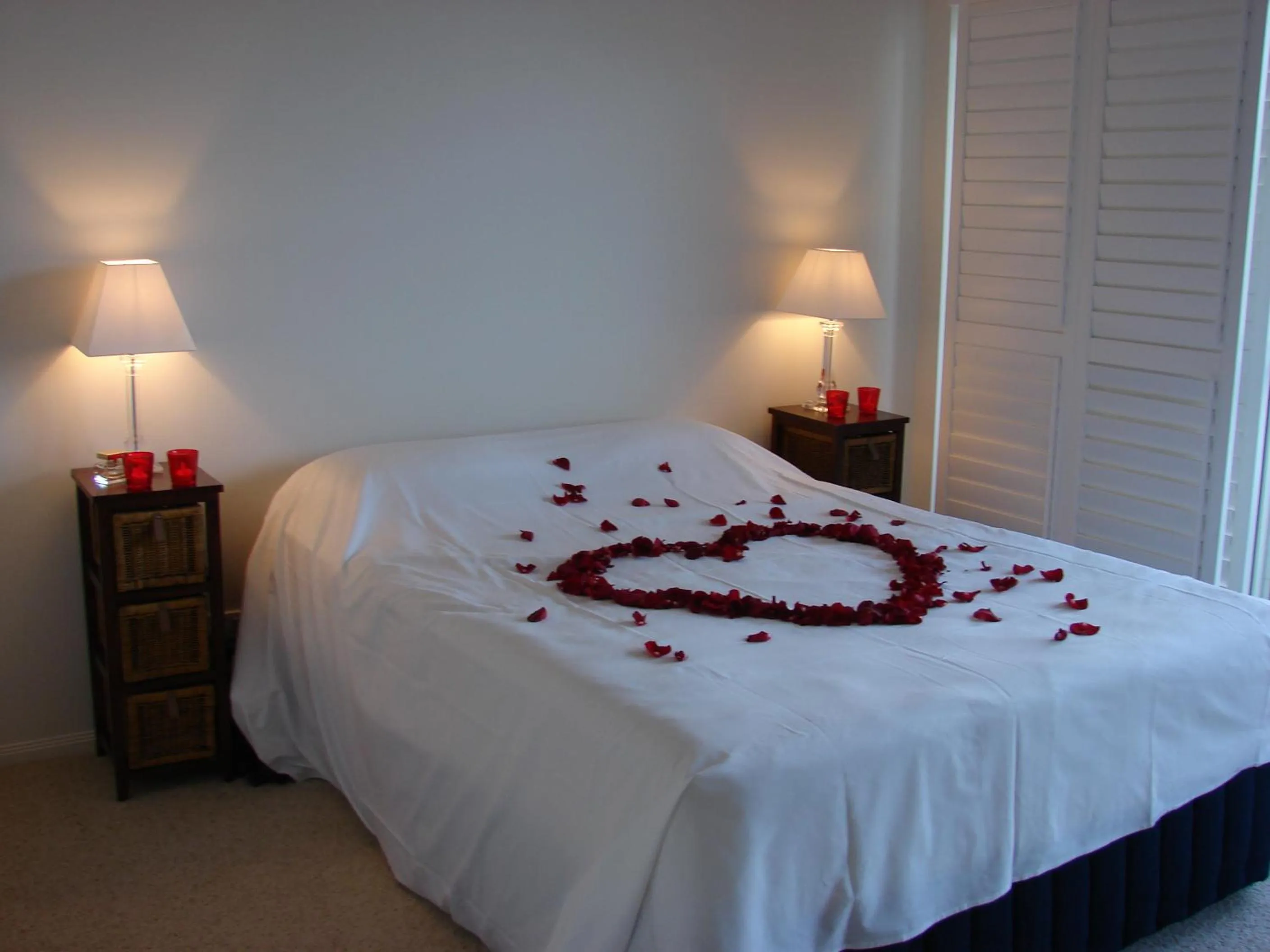 Photo of the whole room, Bed in Portside Noosa Waters