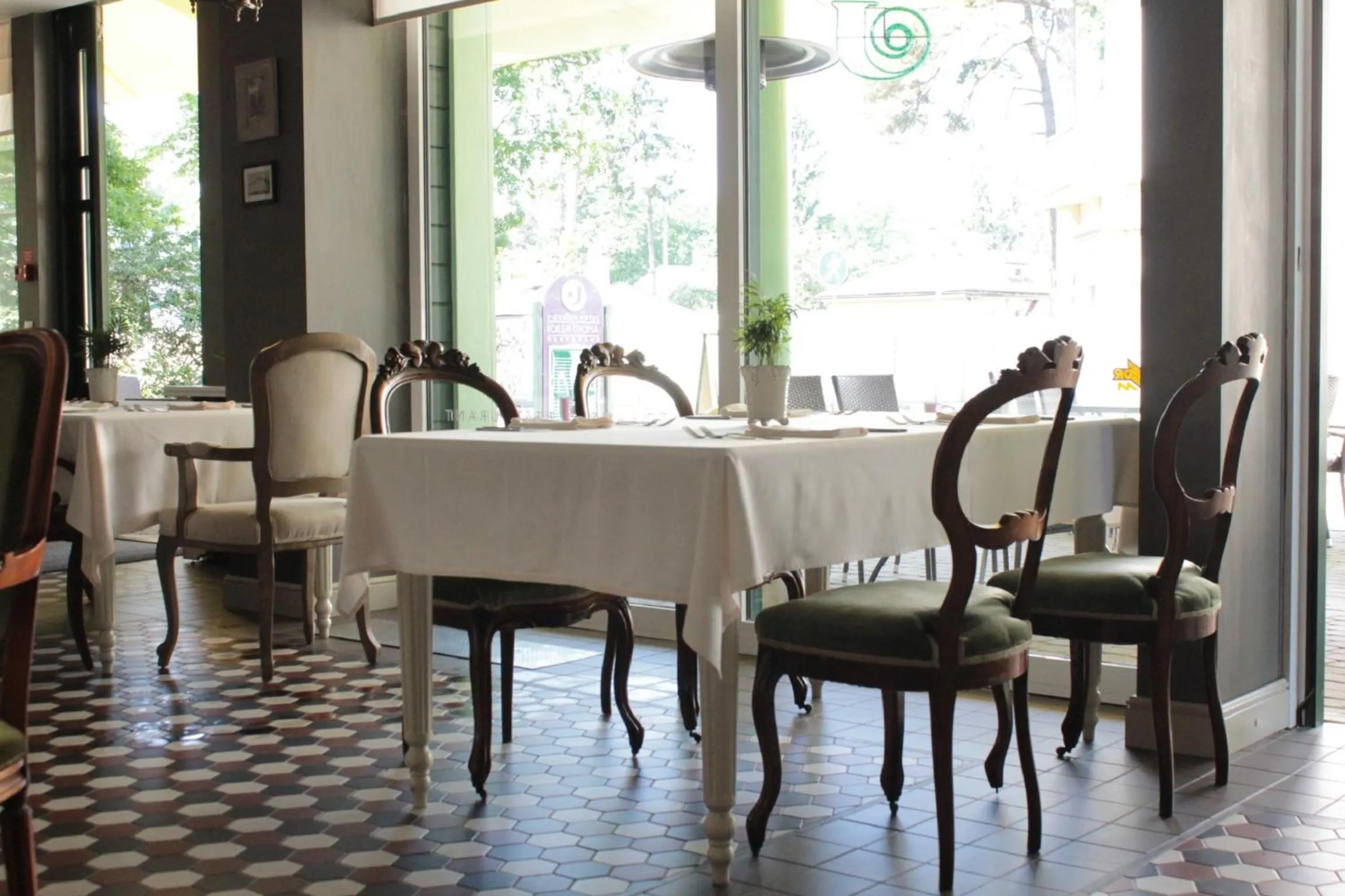 Restaurant/places to eat in Villa Joma