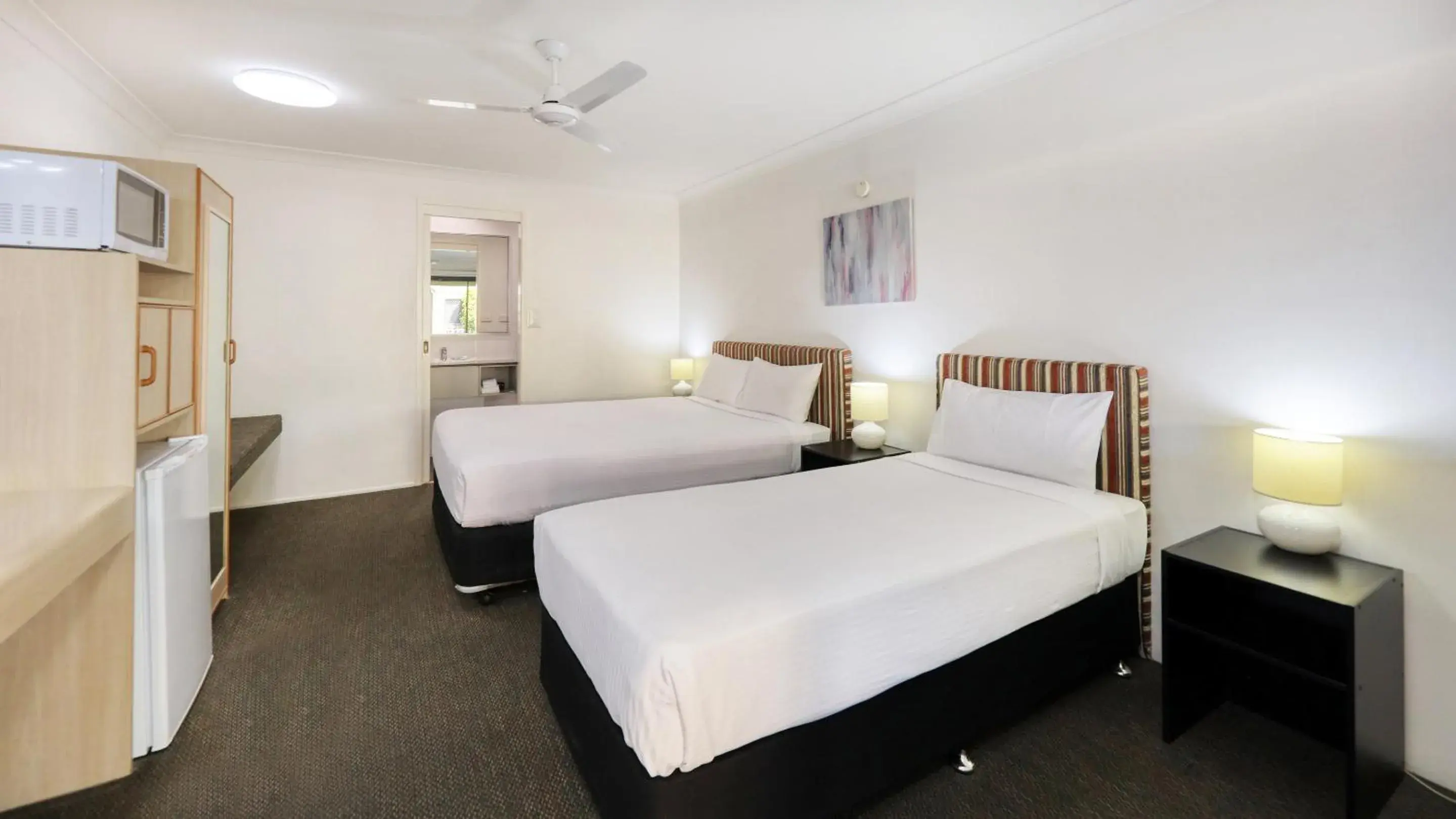 microwave, Bed in Best Western Cattle City Motor Inn microwave, Bed in Best Western Cattle City Motor Inn