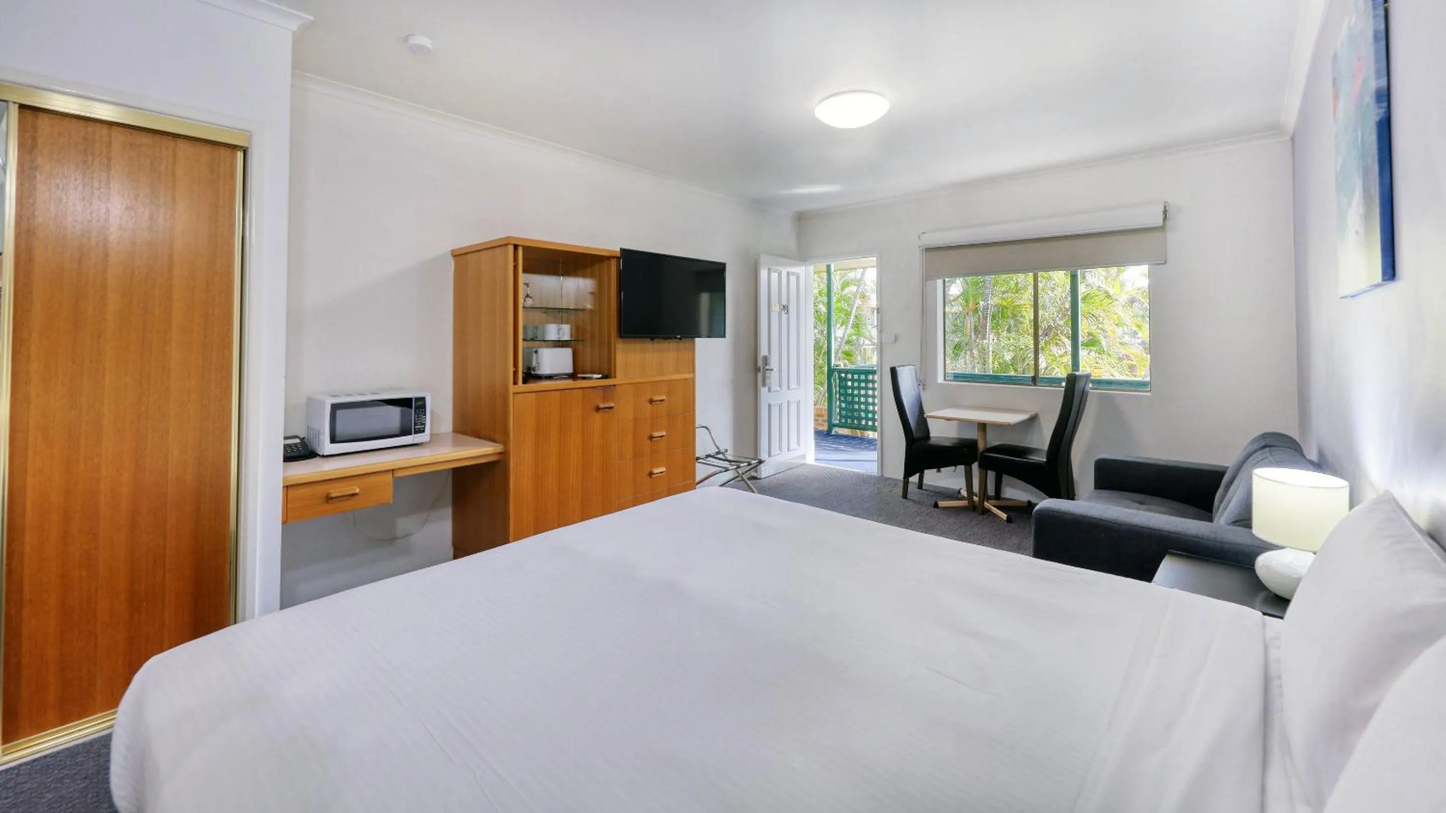 microwave, Bed in Best Western Cattle City Motor Inn