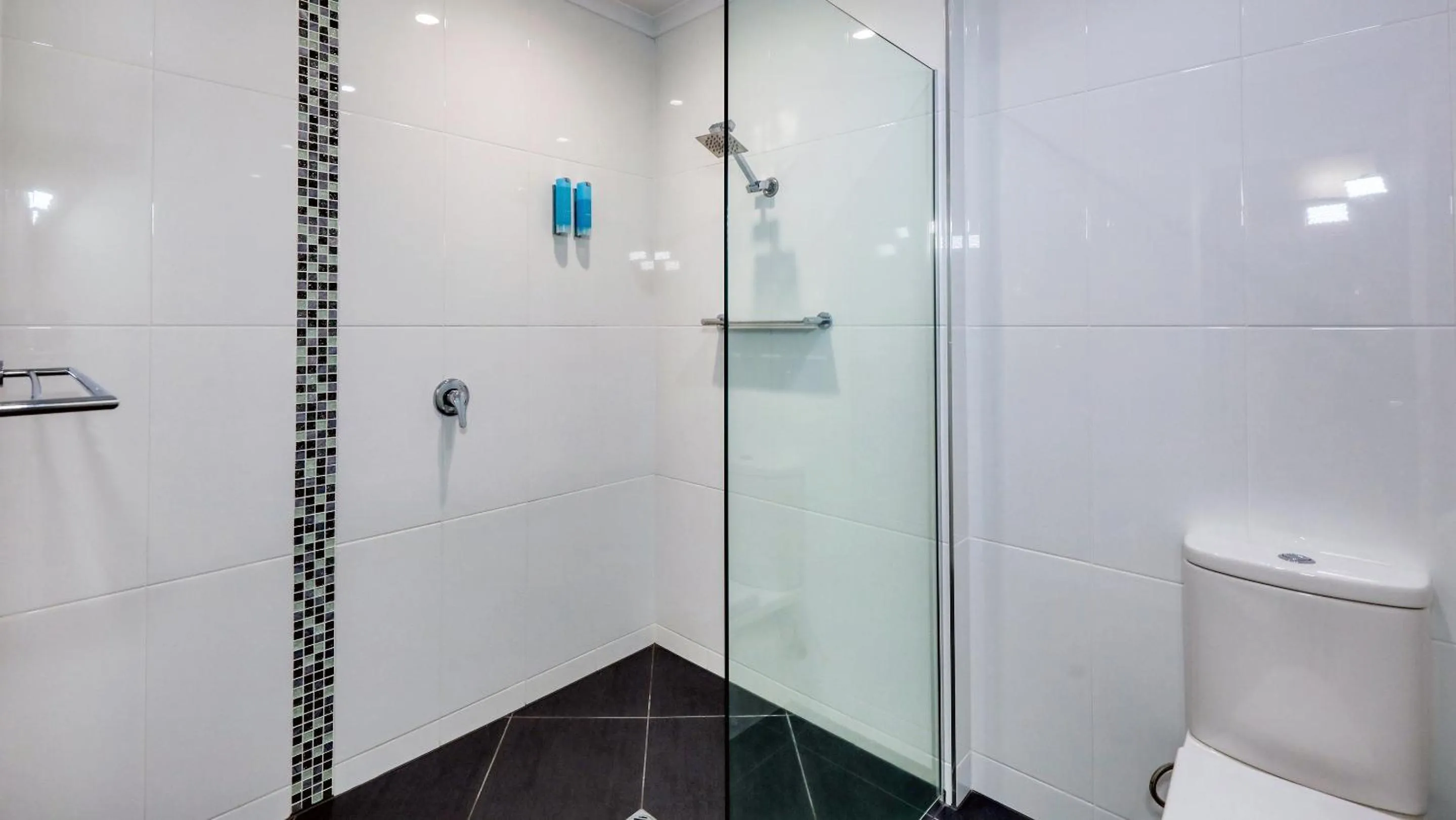 Shower in Best Western Cattle City Motor Inn