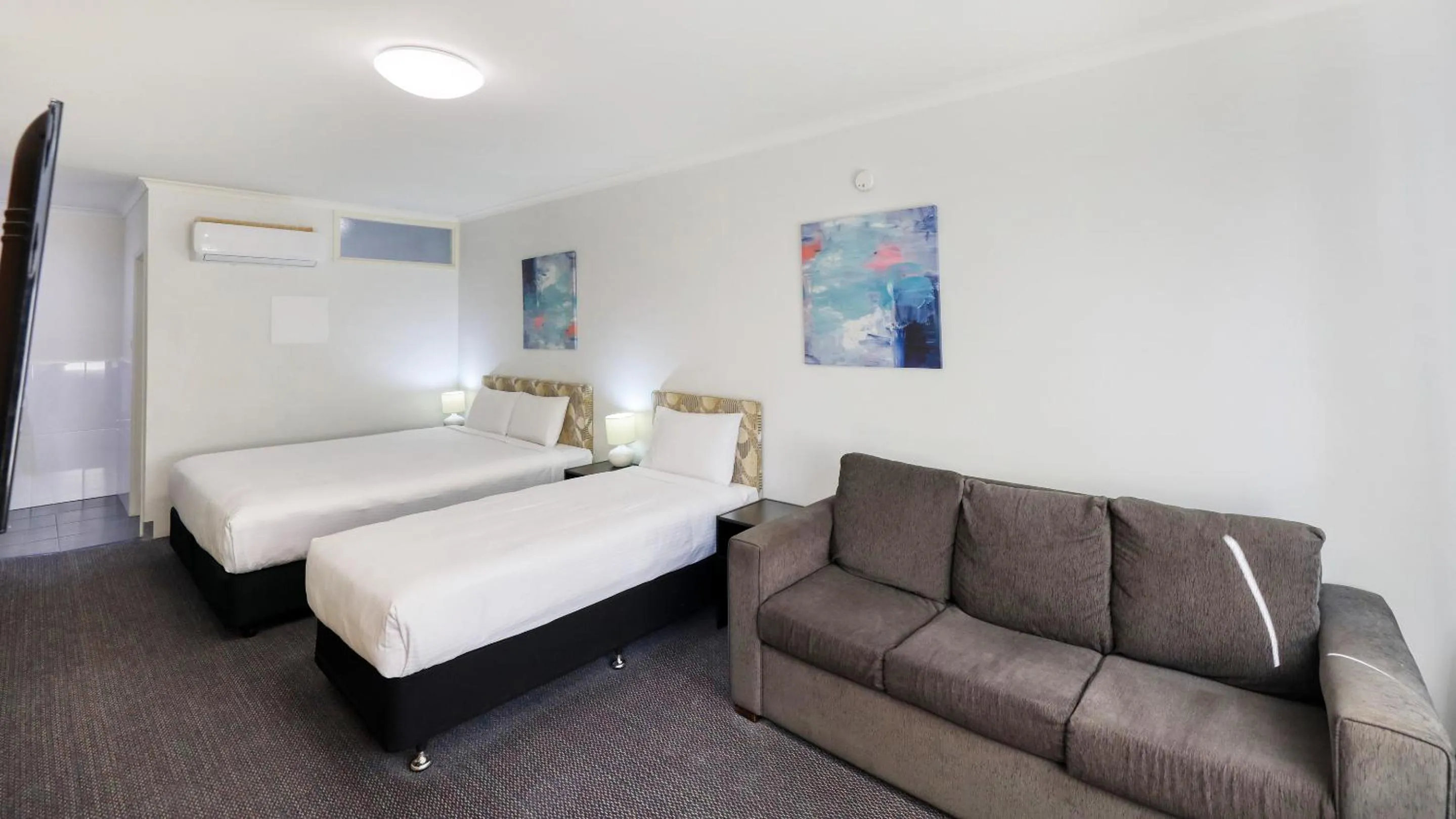 Bed in Best Western Cattle City Motor Inn