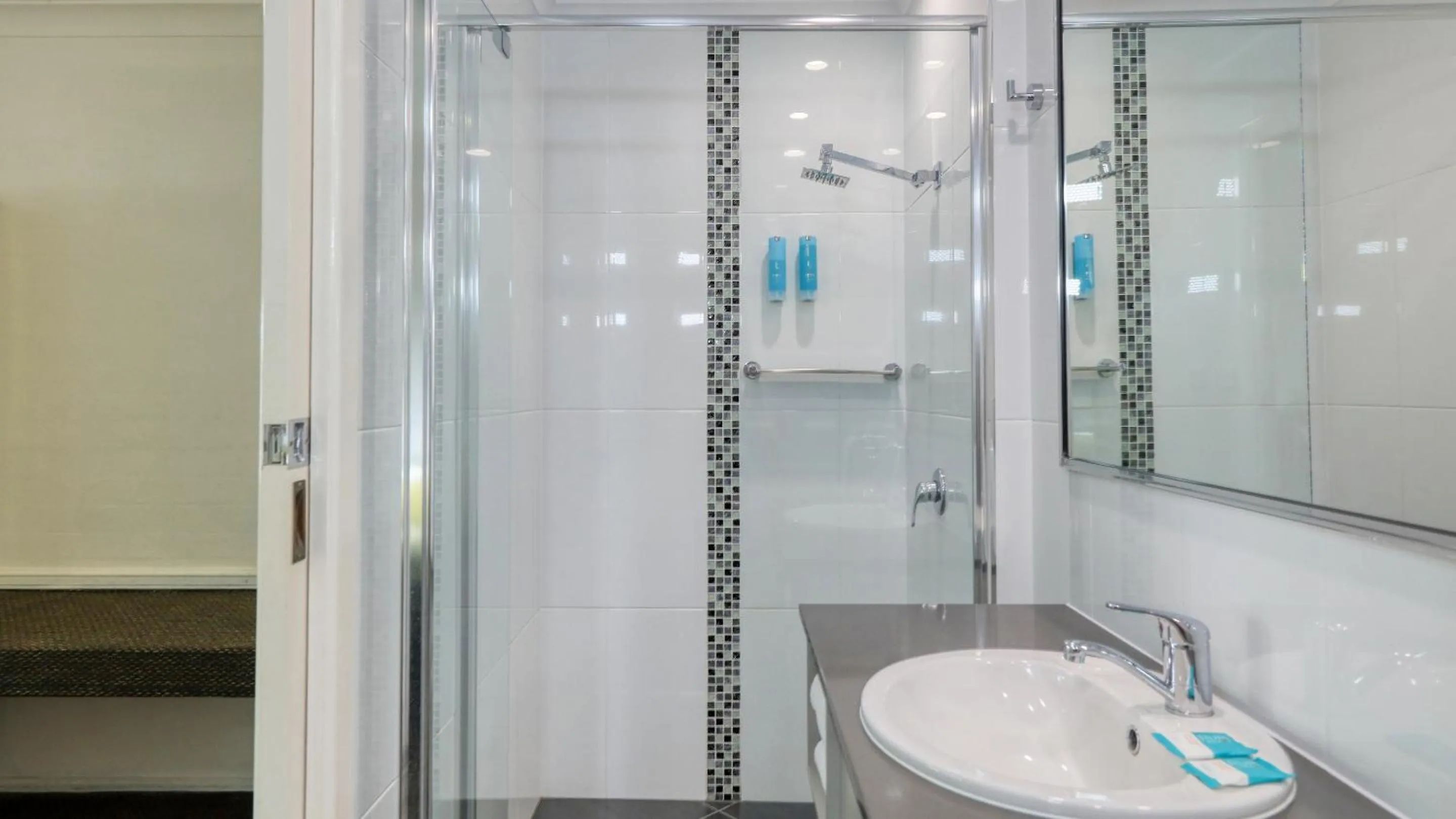 Shower in Best Western Cattle City Motor Inn